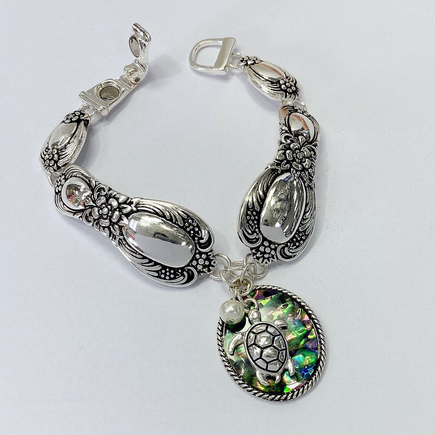 B0163 BB00436 Mother of Pearl Accented Turtle Shape Charms Bracelet