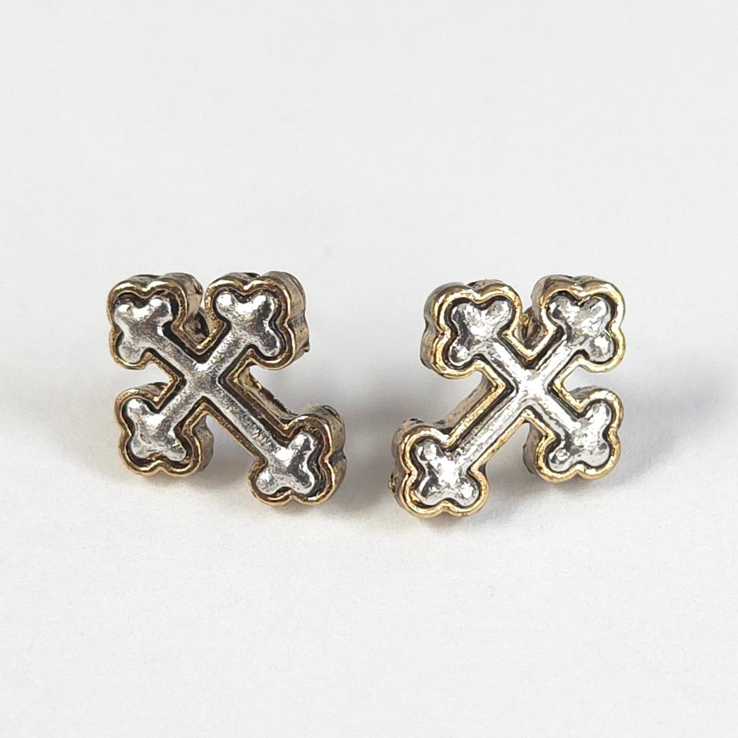 E1505 24653 Cross Stud Earrings