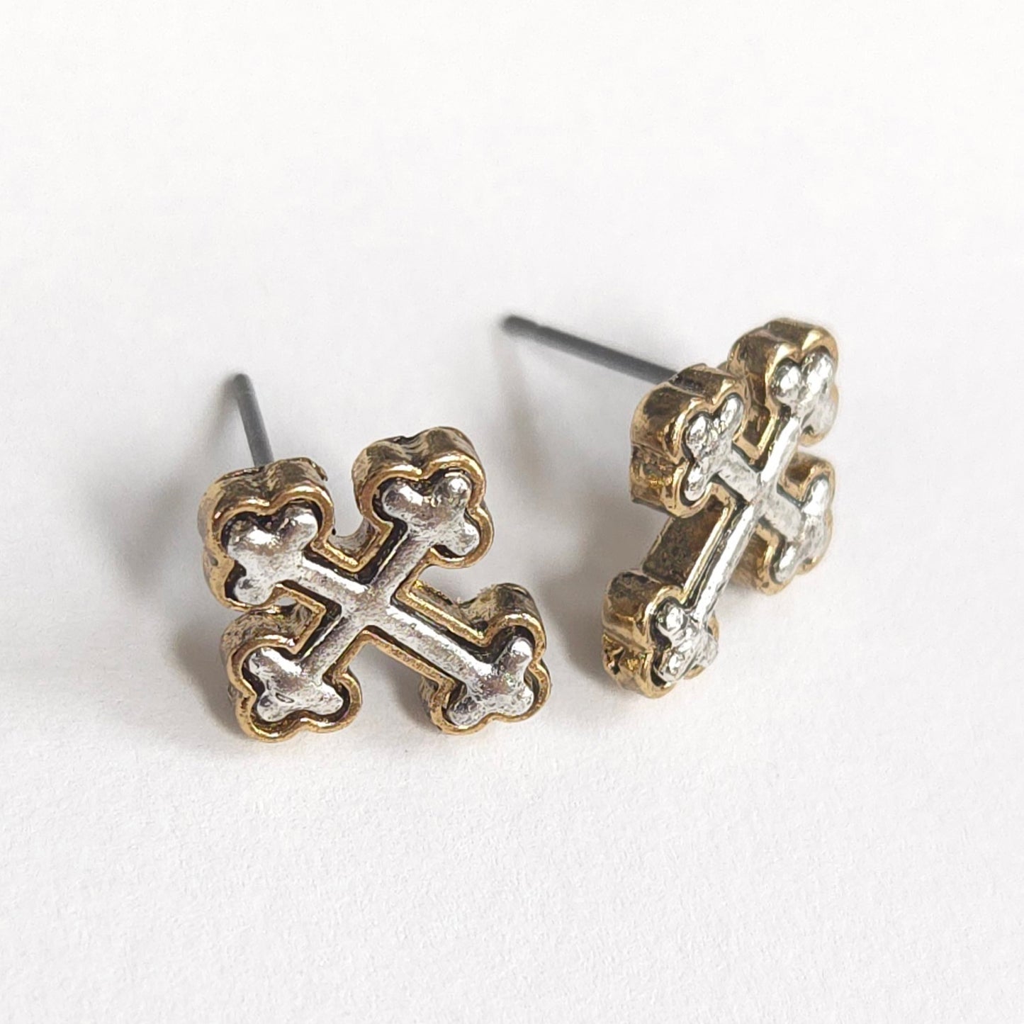 E1505 24653 Cross Stud Earrings