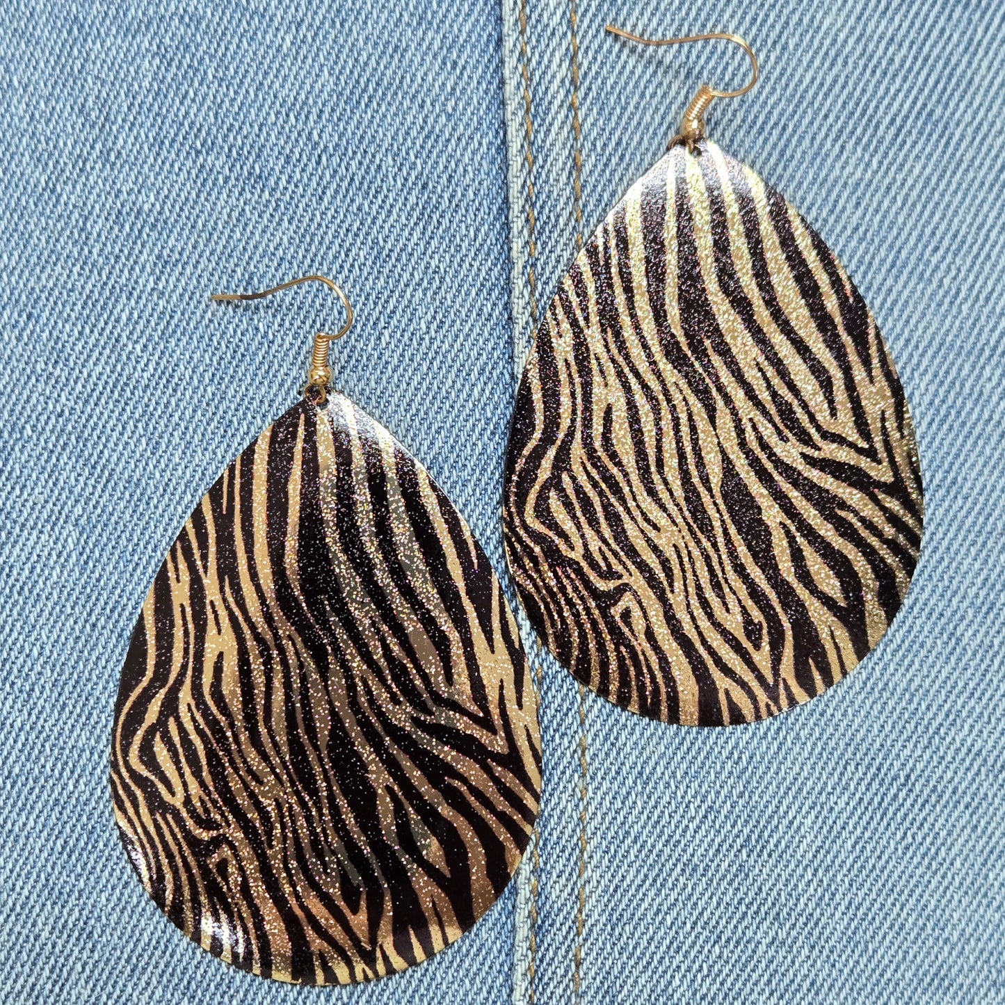 E1347 26884 Zebra Pattern Teardrop Dangle Earrings