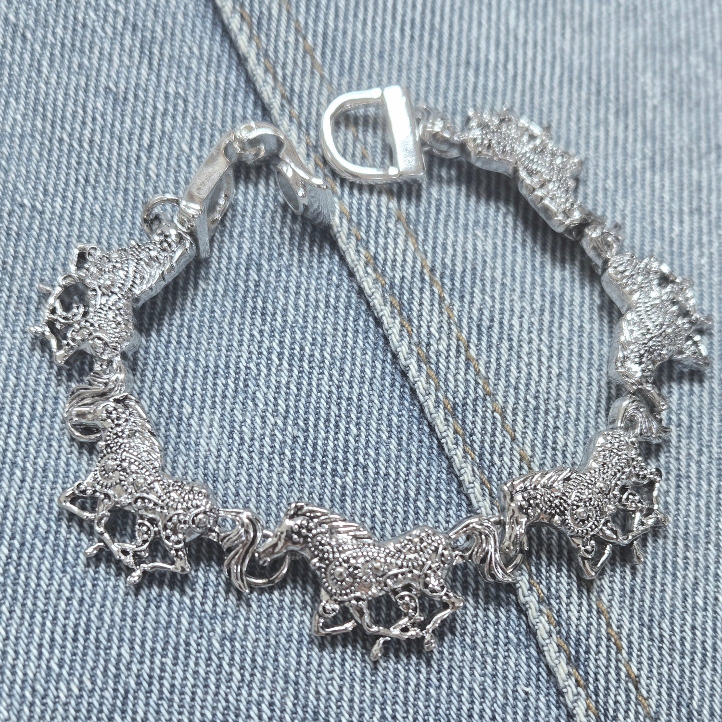 B0196 AB9037 Horse Shapes Bracelet