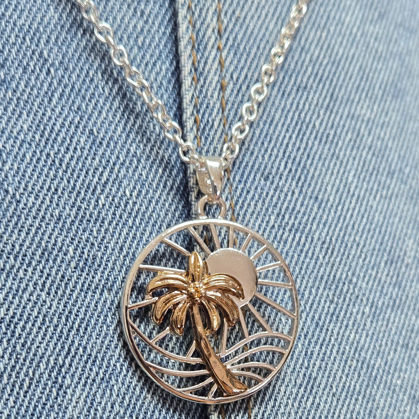 N0502 AN2568 Palm Tree Beach Sun Design Circle Pendant Necklace