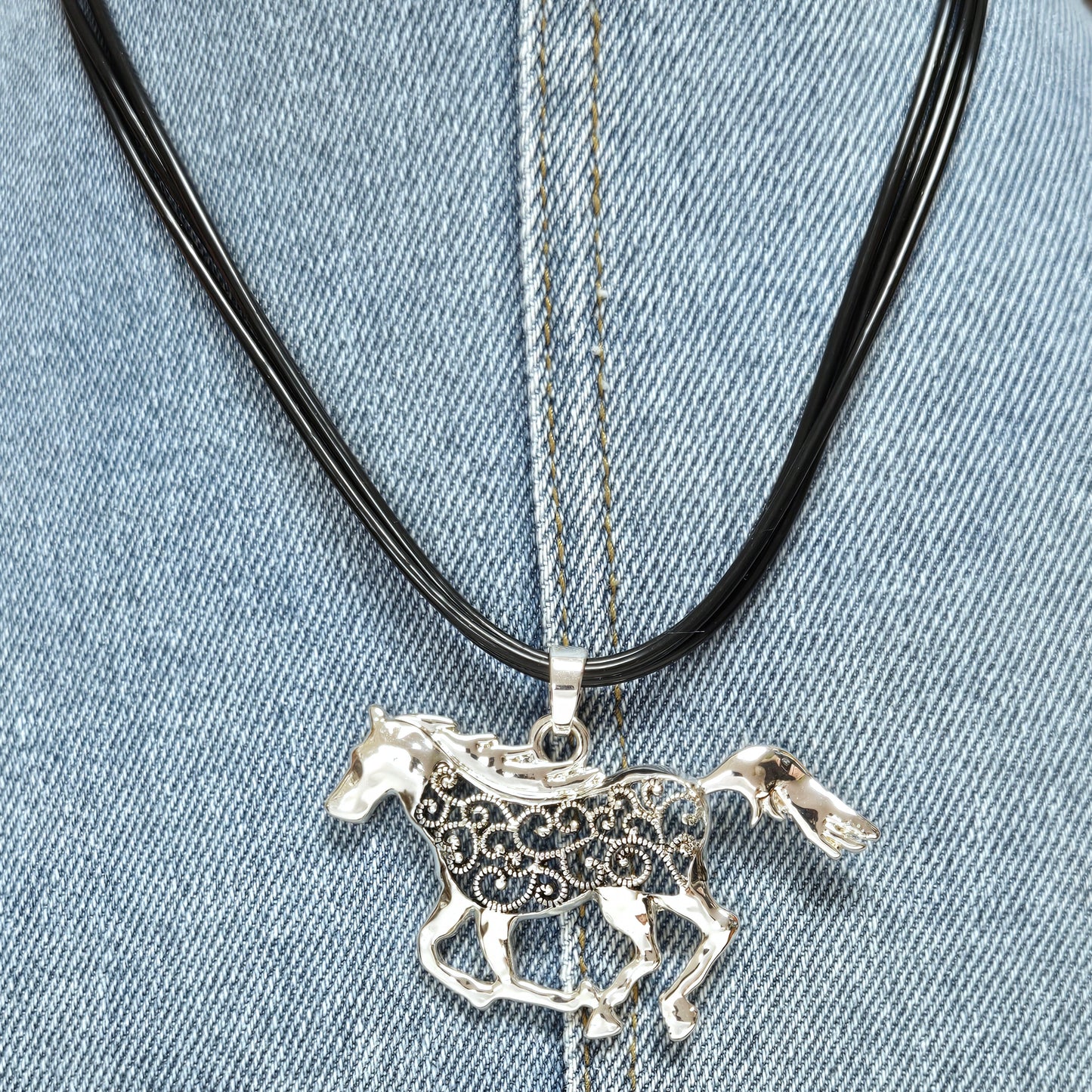 N0445 AS6517 Filigree Design Horse Shape Pendant Necklace