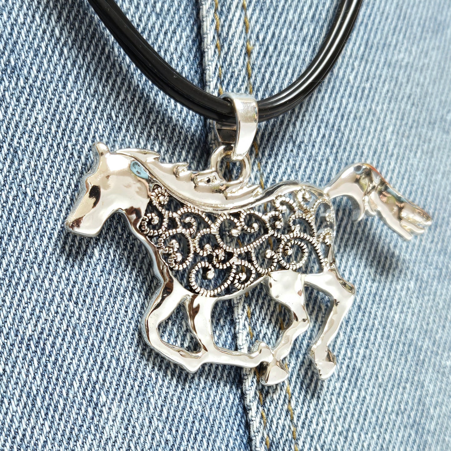 N0445 AS6517 Filigree Design Horse Shape Pendant Necklace