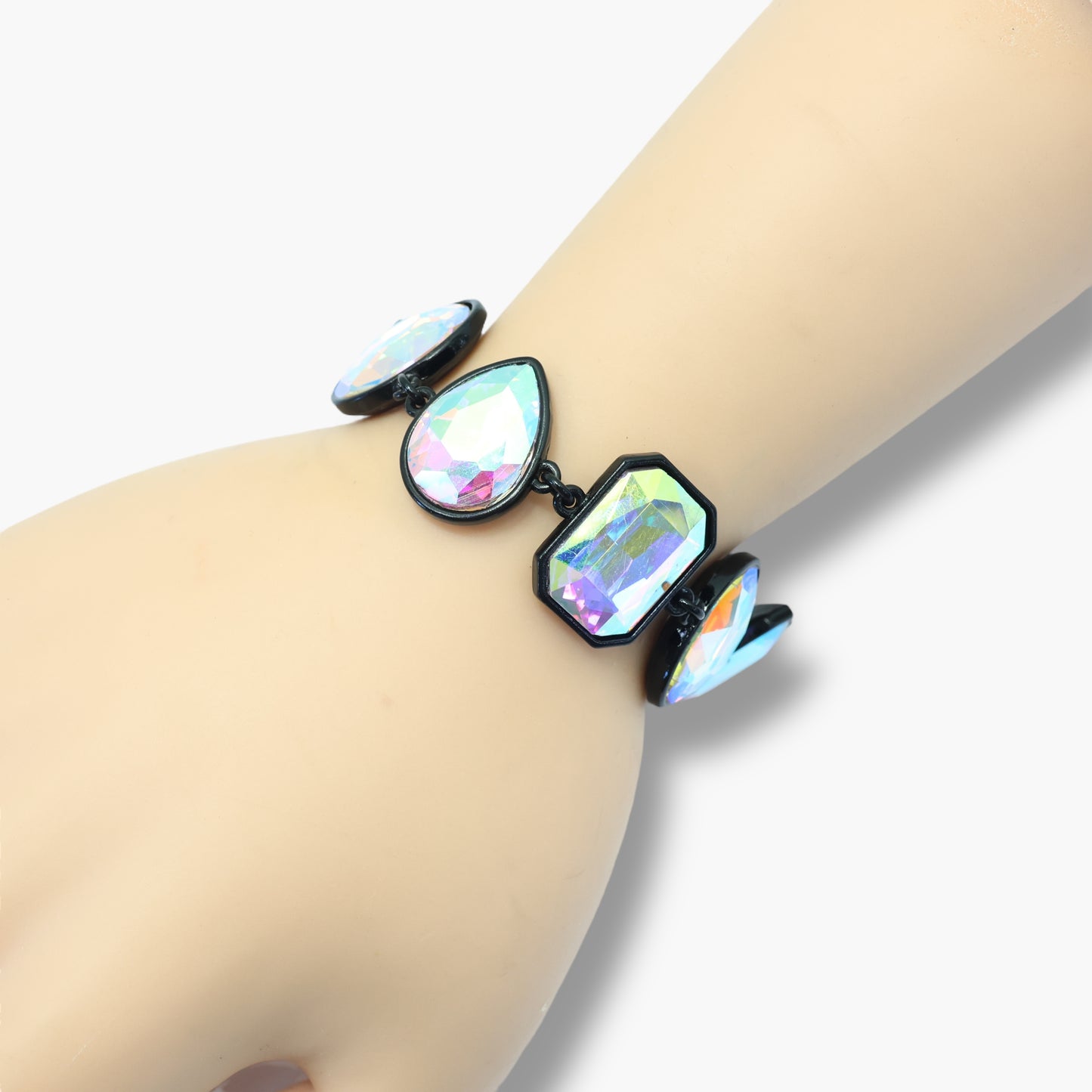 B0052 | Faceted Crystal Statement Bracelet | C2B2529