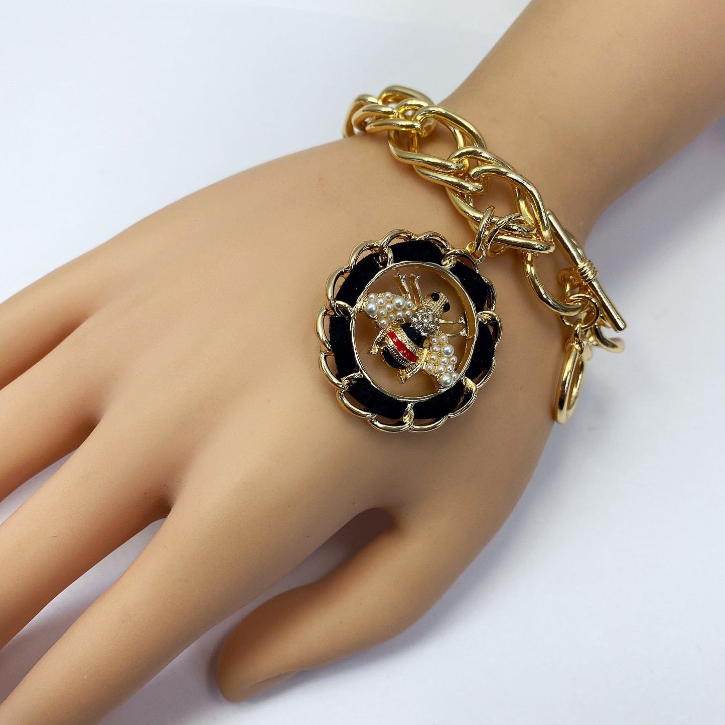 B0151 TB1074 Cuban Link Metal Chain Bracelet with Bee Design Circle Charm