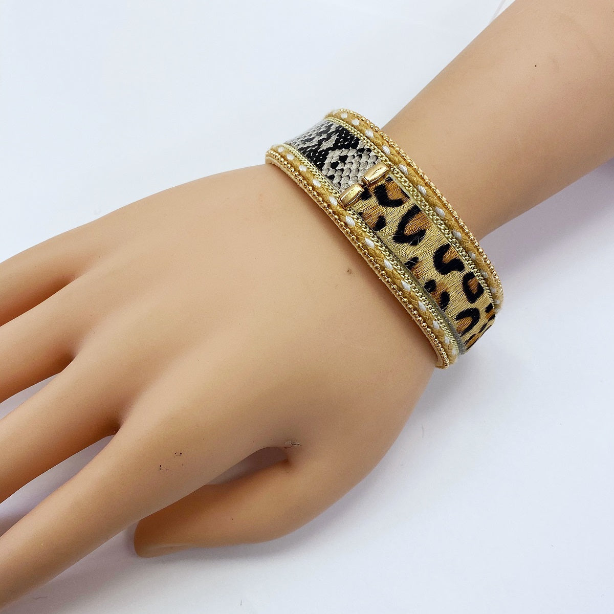 B0209 FB4056 Leopard Faux Leather Bracelet