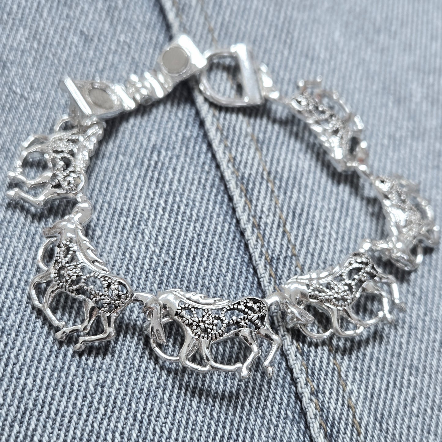 B0192 BB00482 Horse Shapes Linked Bracelet