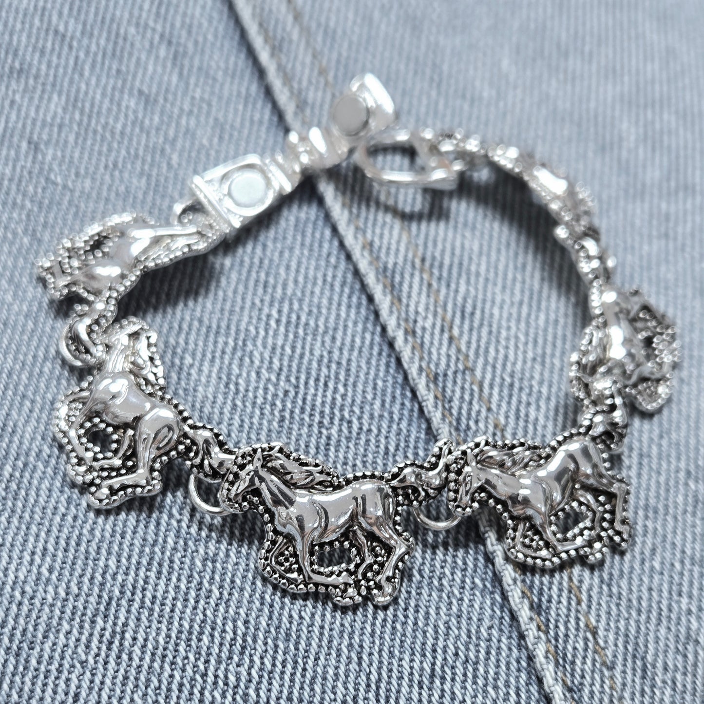 B0193 BB00779 Horse Linked Bracelet