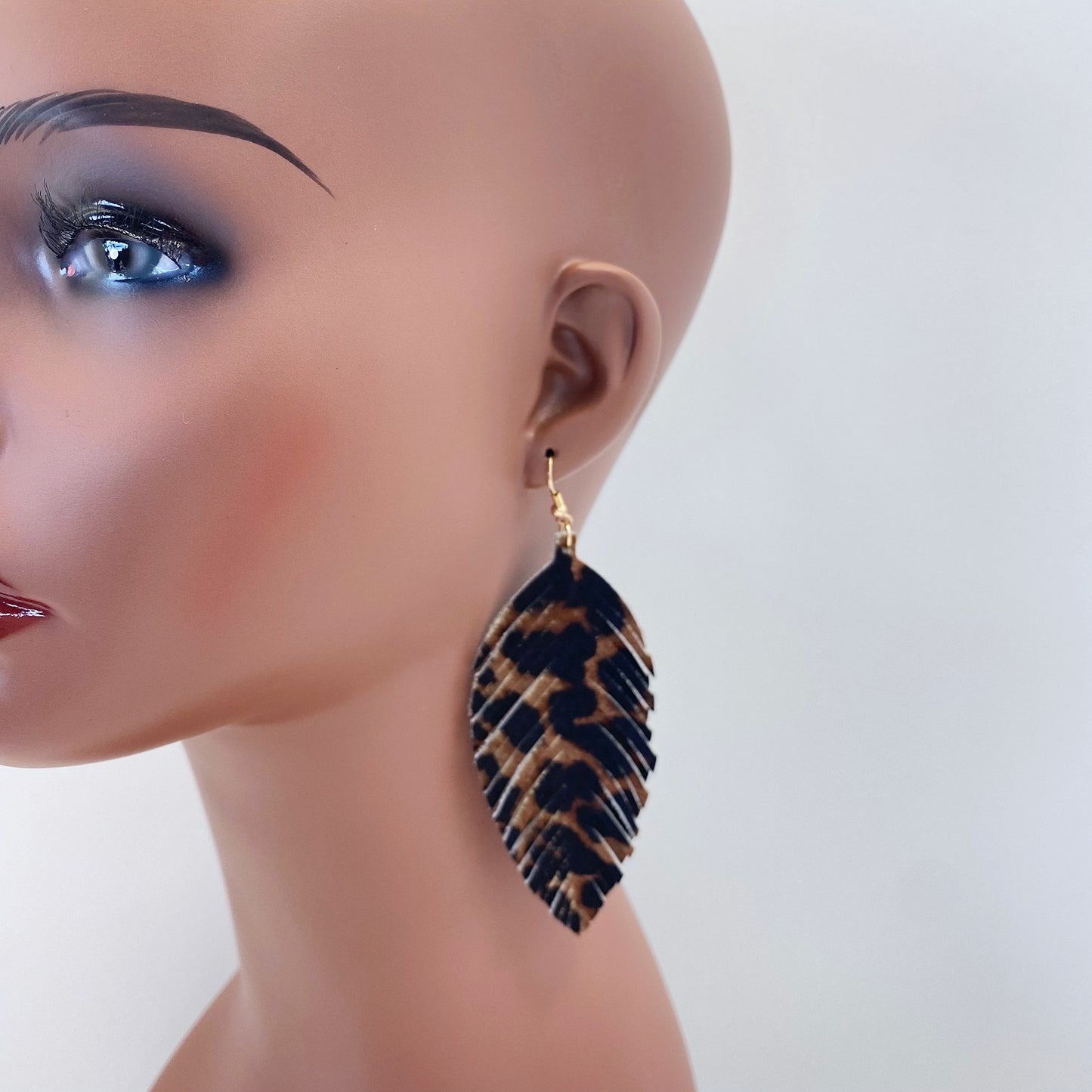 E1532 27468 Leaf Dangle Earrings