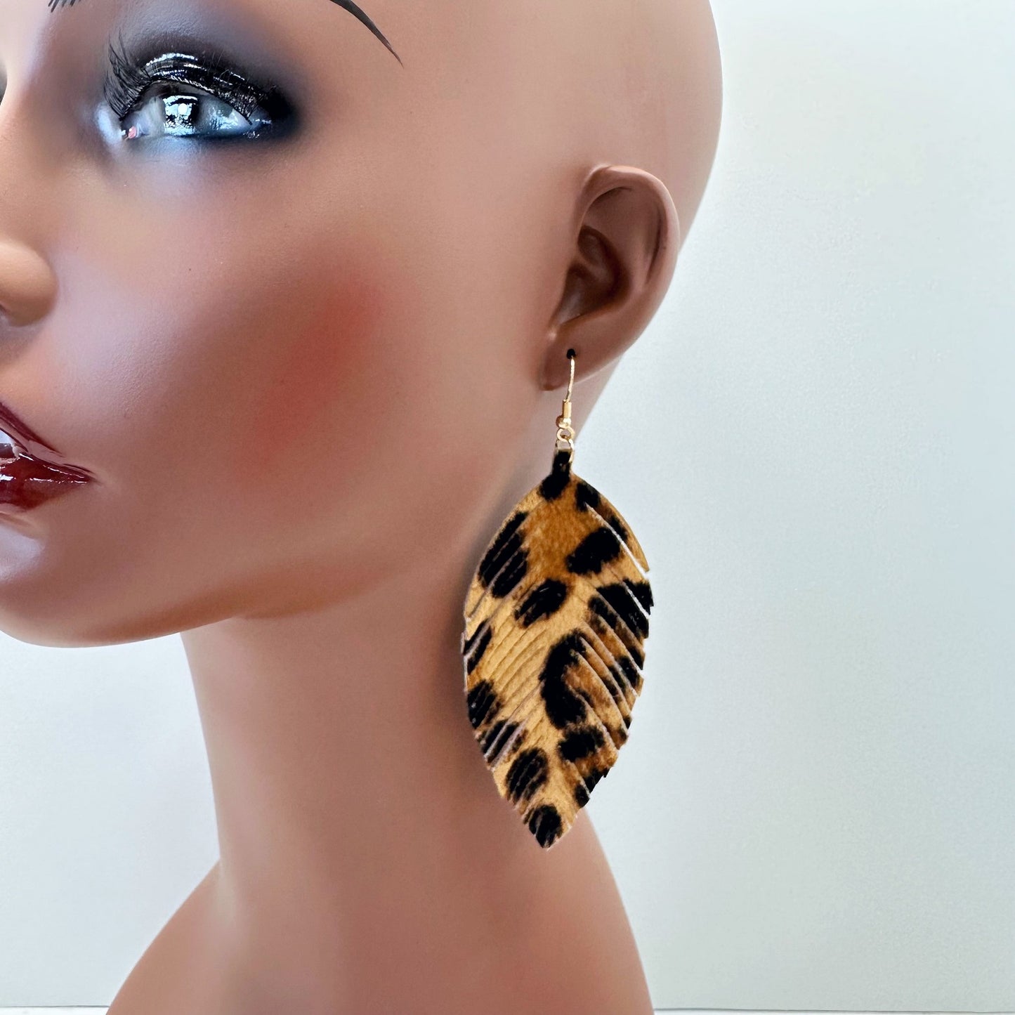 E1532 27468 Leaf Dangle Earrings