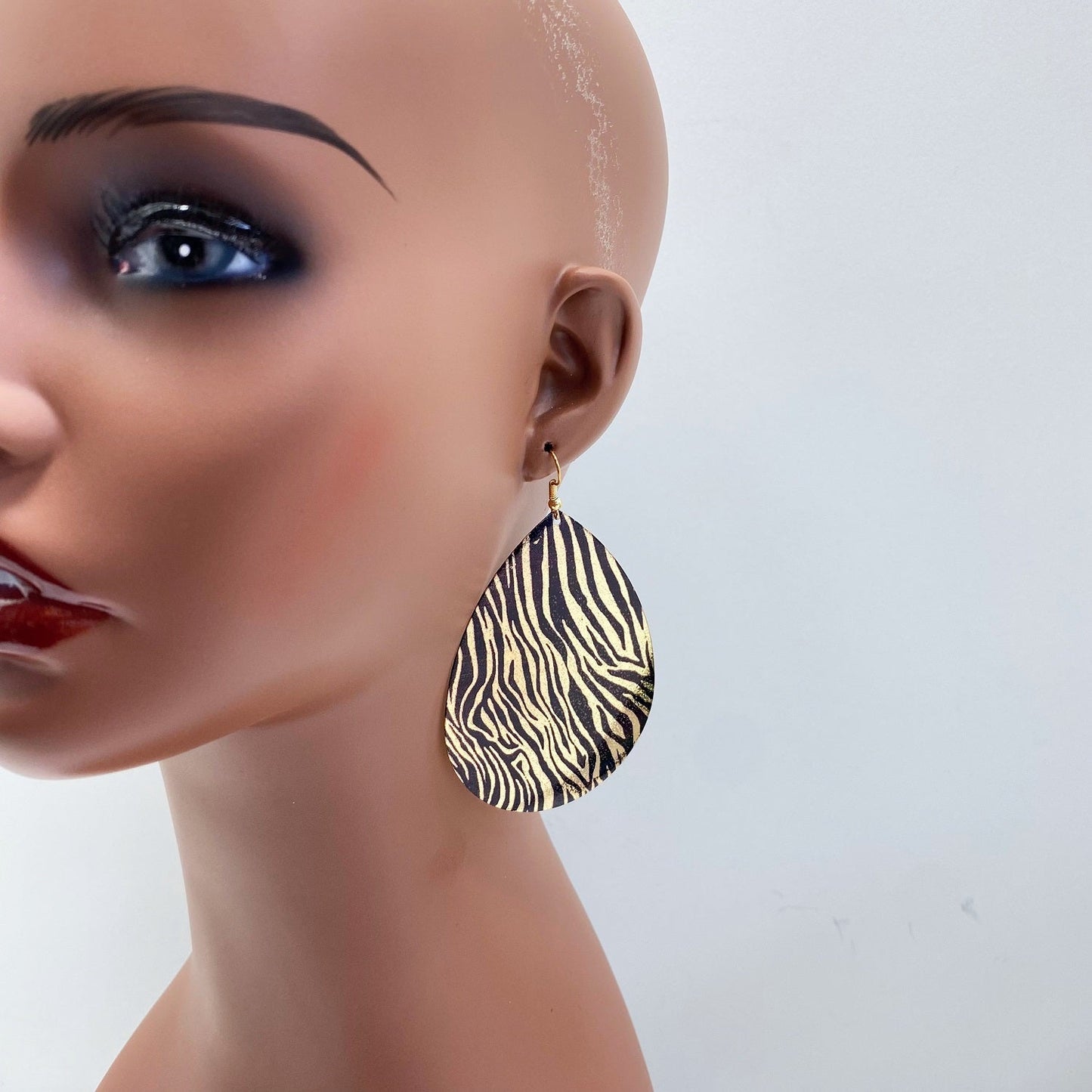 E1347 26884 Zebra Pattern Teardrop Dangle Earrings