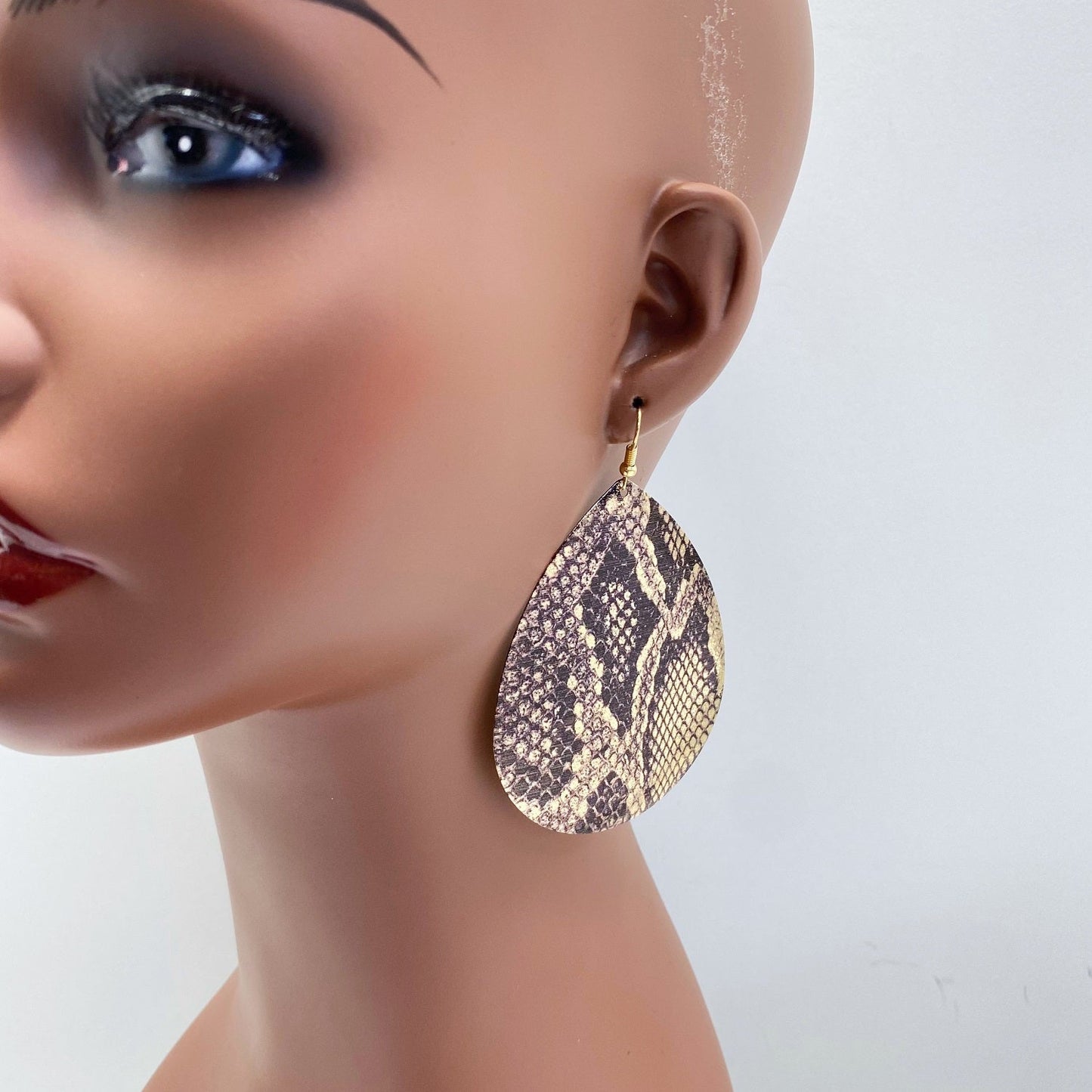 E1348 26885 Snakeskin Teardrop Dangle Earrings