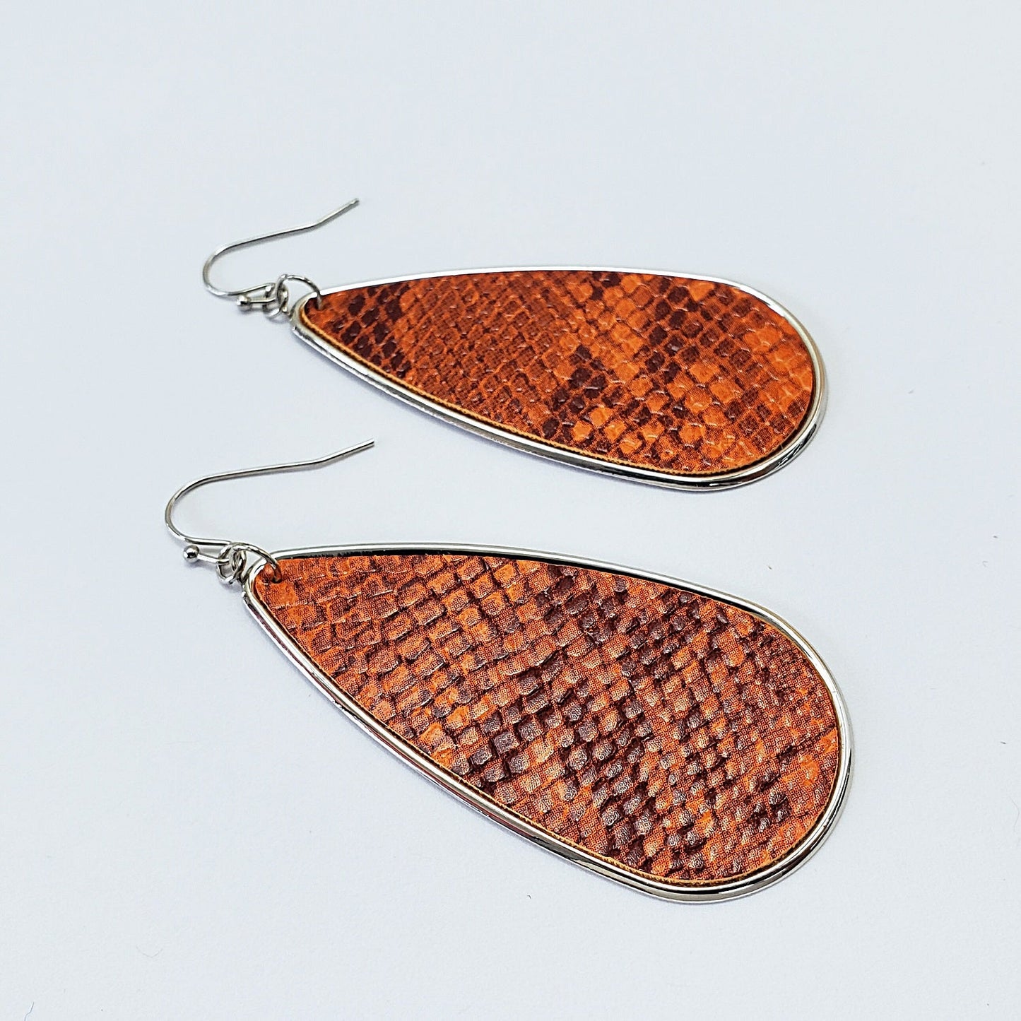 E0703 TE9049 SNAKE SKIN PATTERN TEARDROP DROP DANGLE EARRINGS