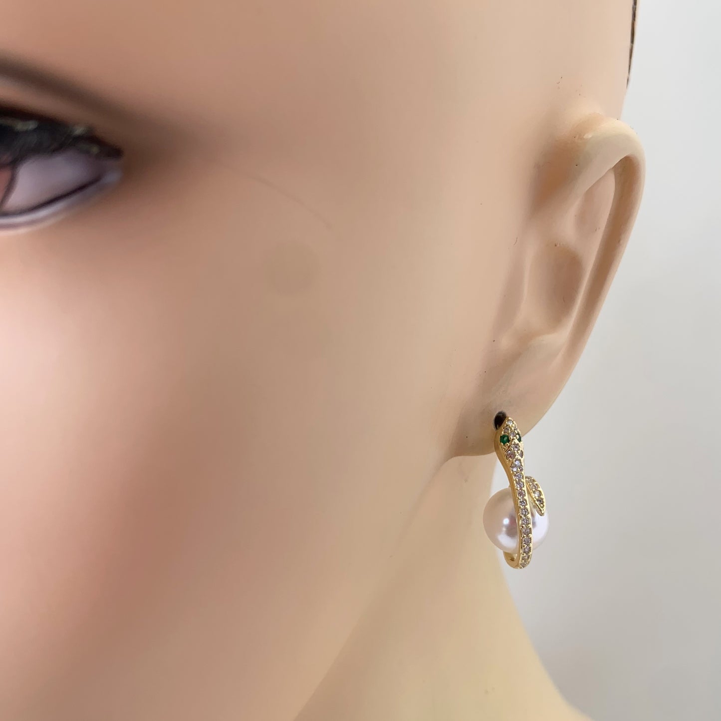Pearl Circle Stud Earrings | E0117