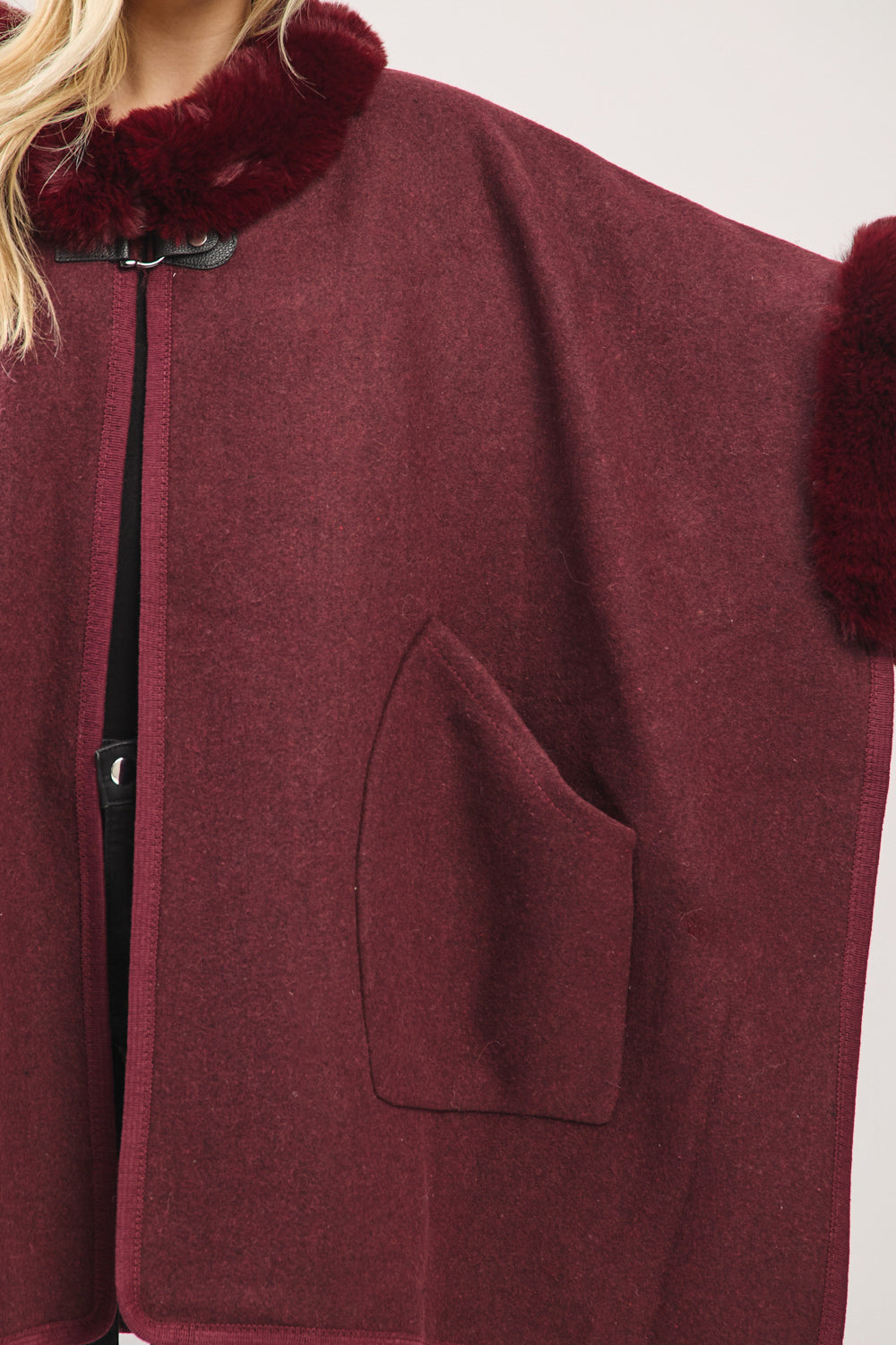 PC64 MS0454 FUR CAPE