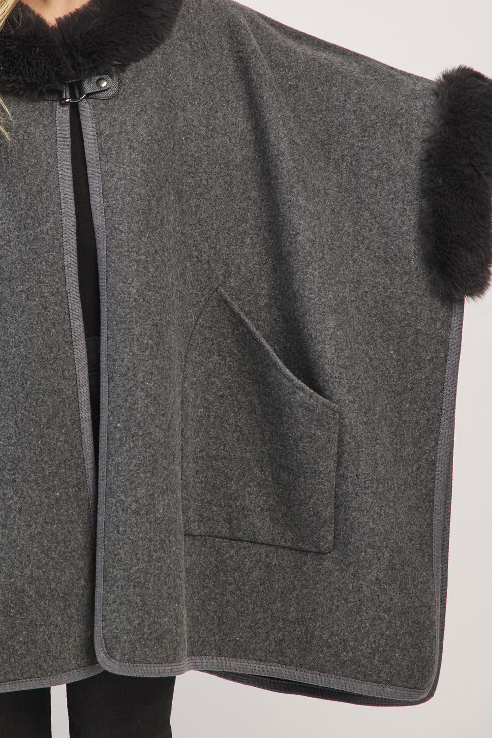PC64 MS0454 FUR CAPE