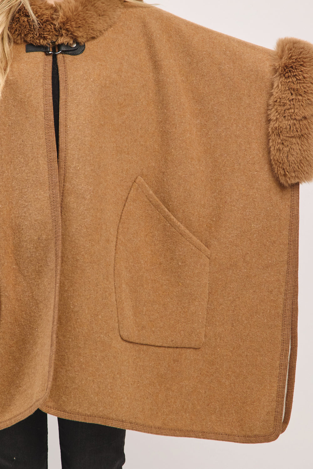 PC64 MS0454 FUR CAPE