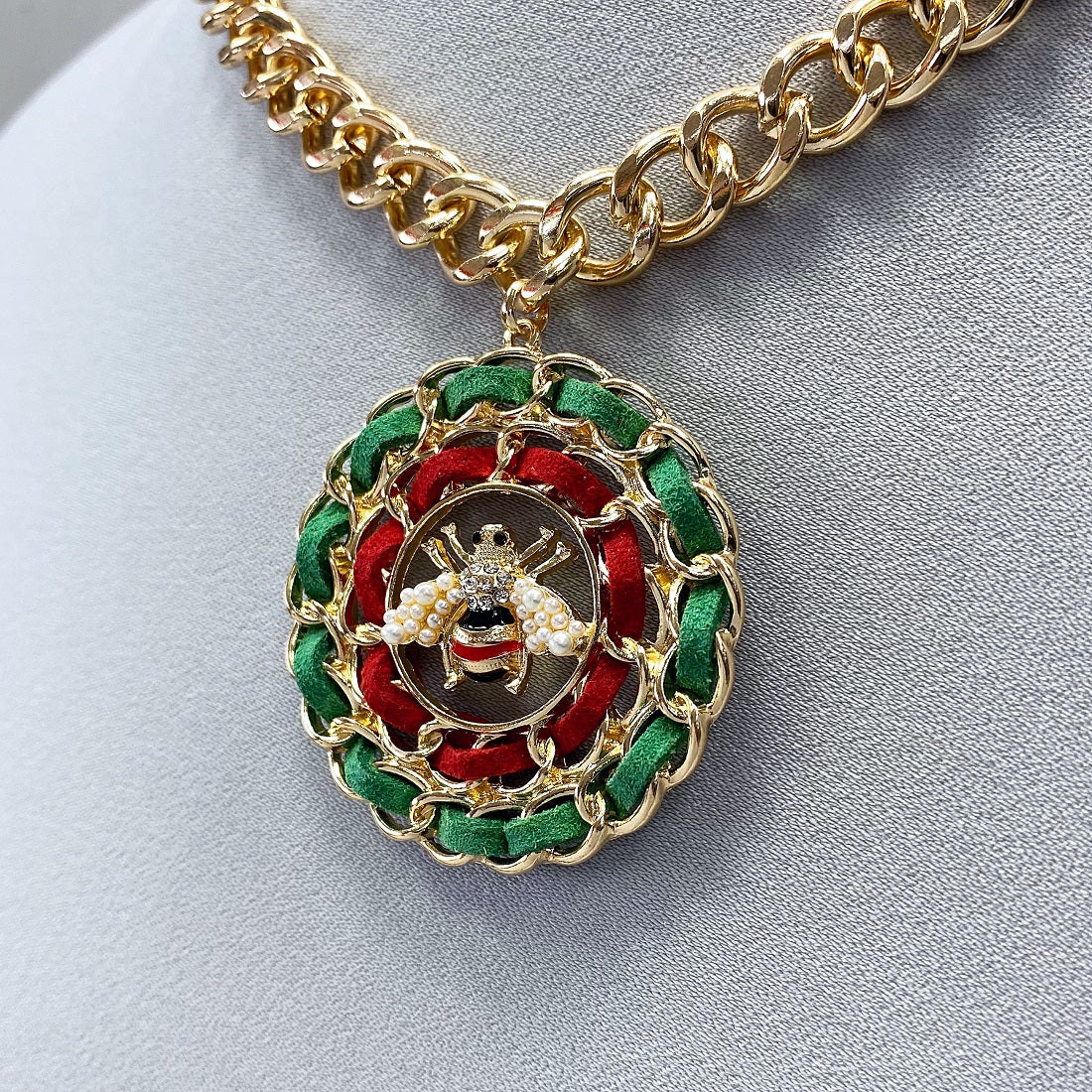 N0488 JCNE2800 Bee Designed Circle Shape Pendant Necklaces
