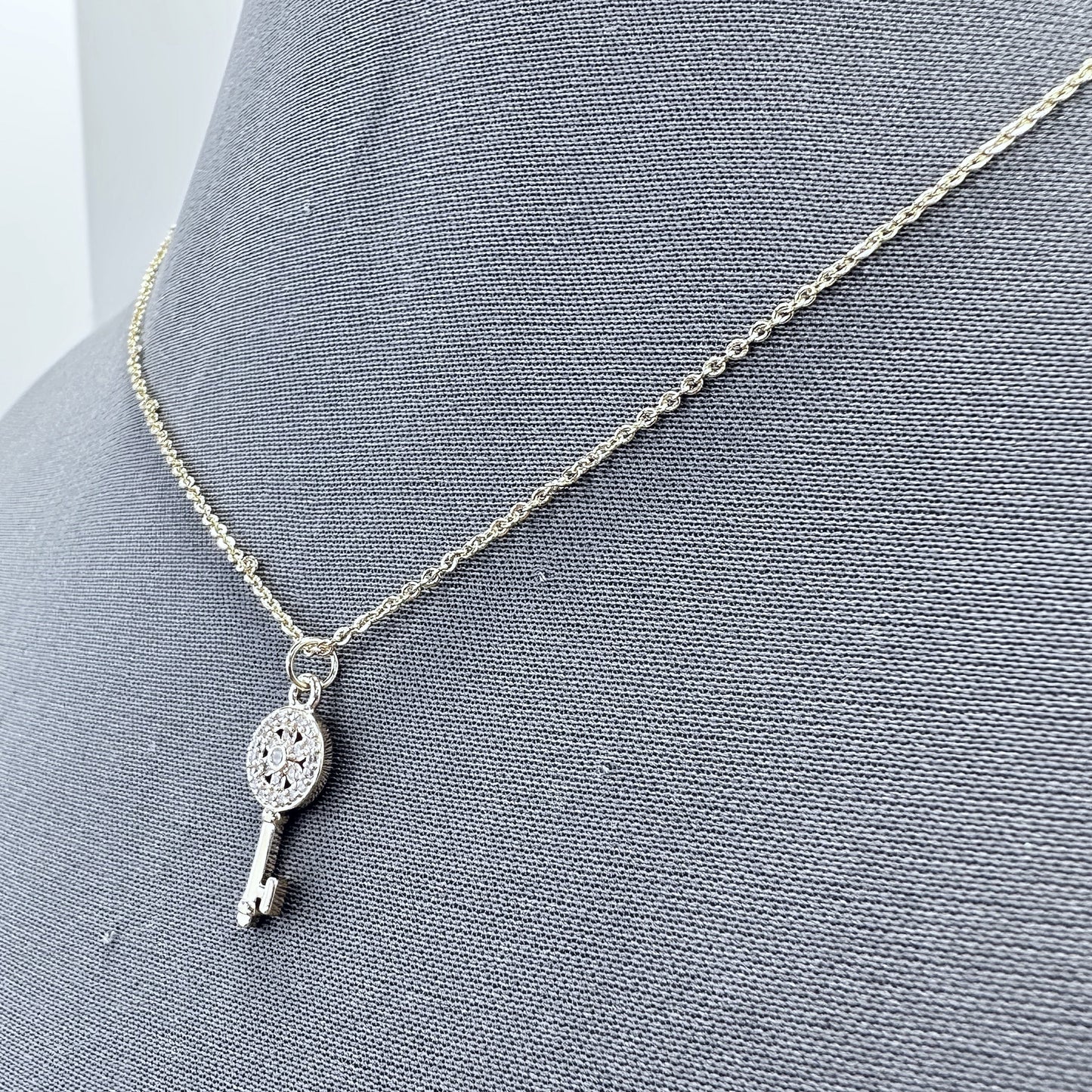 N0572 17751 Key Shape Pendant Necklace