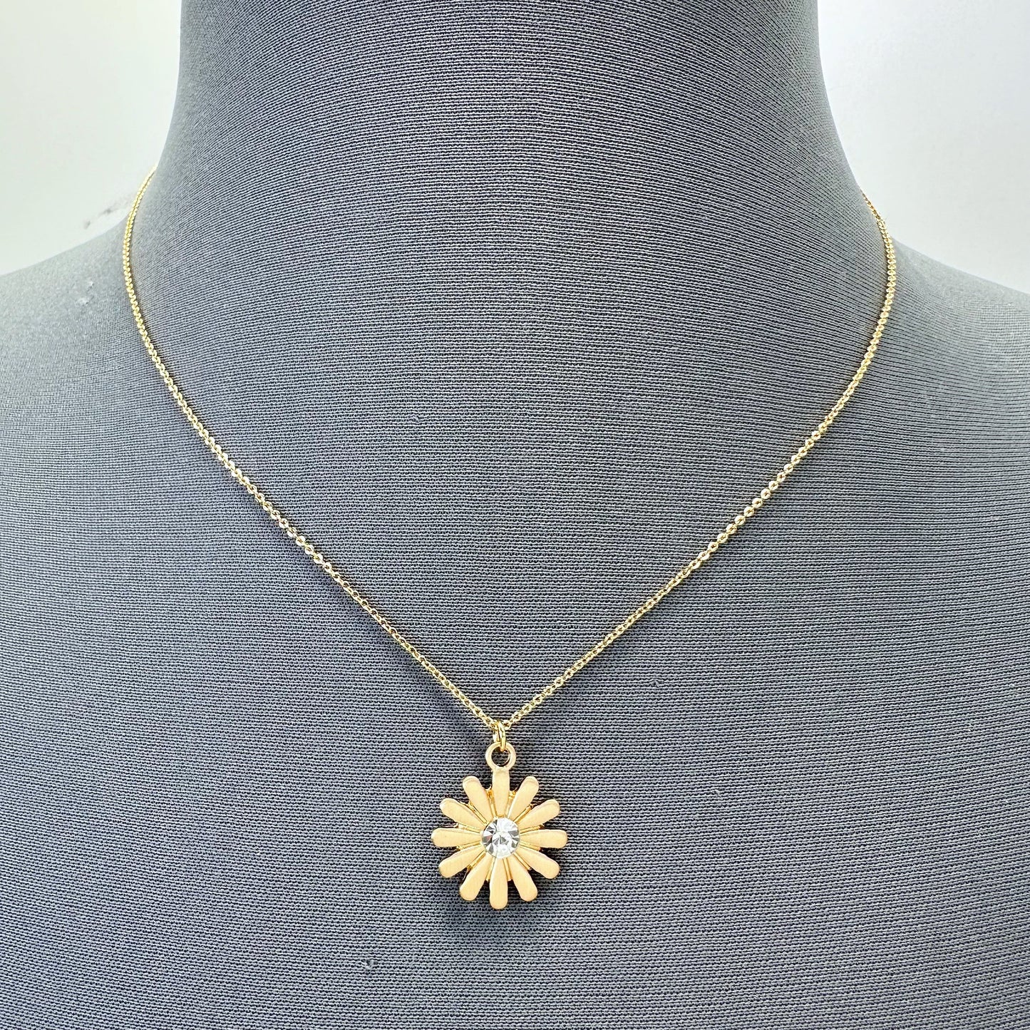 N0604 18105 Sunflower Pendant Necklace