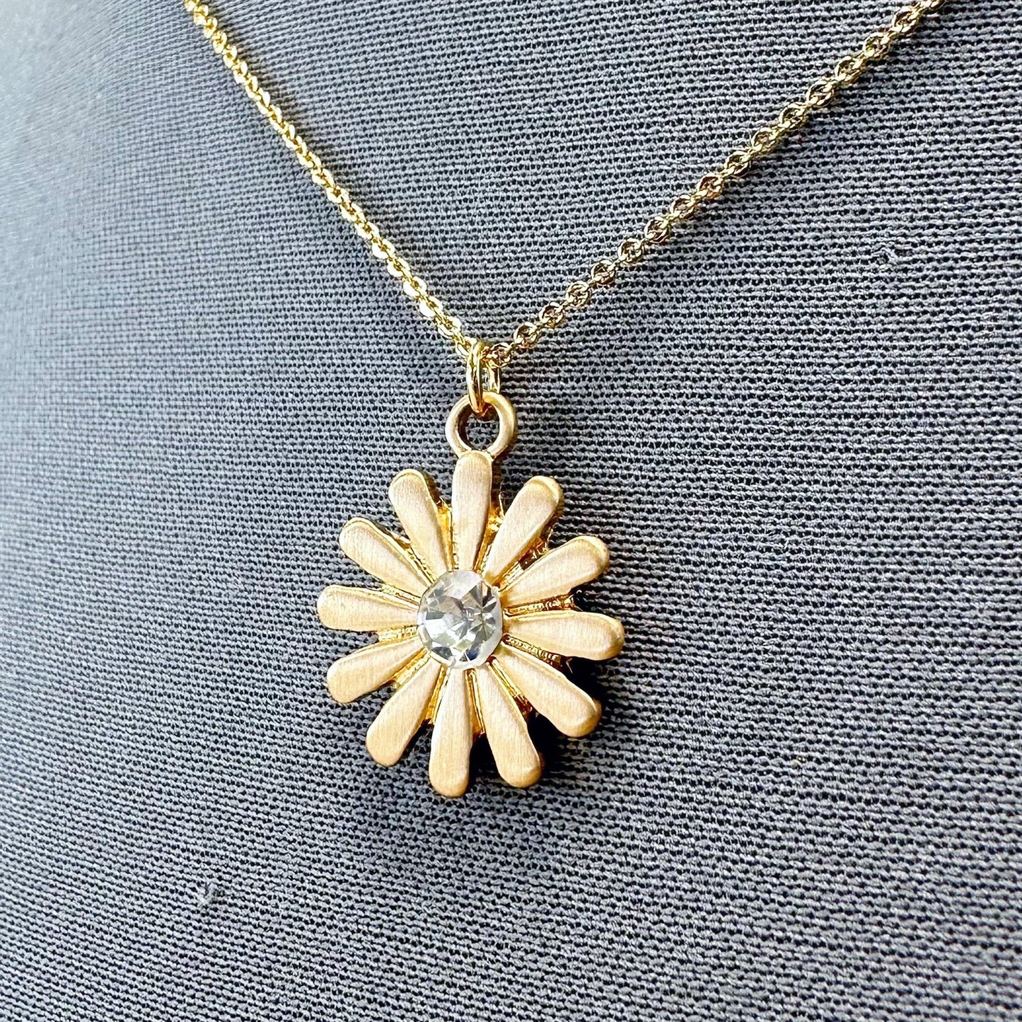 N0604 18105 Sunflower Pendant Necklace