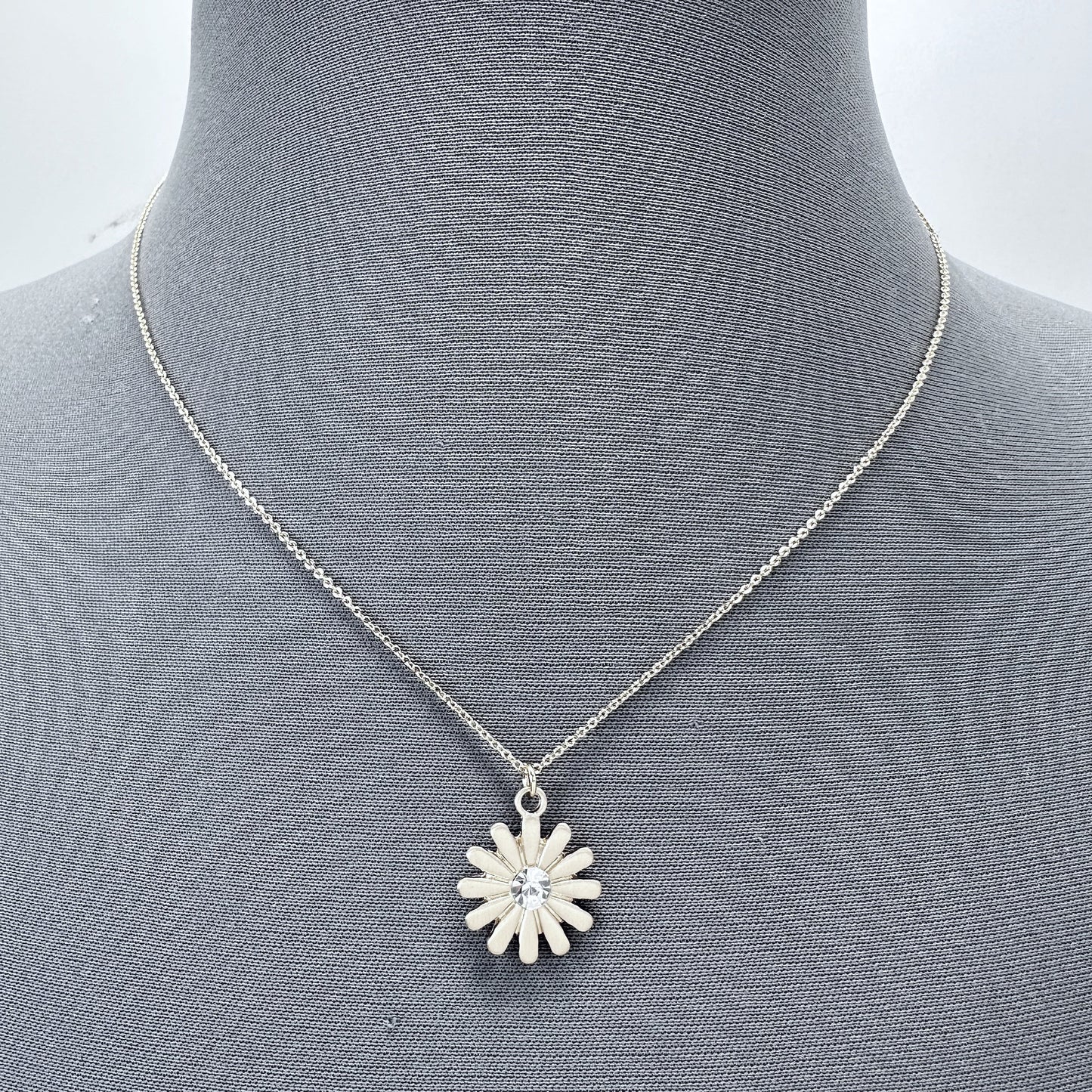 N0604 18105 Sunflower Pendant Necklace
