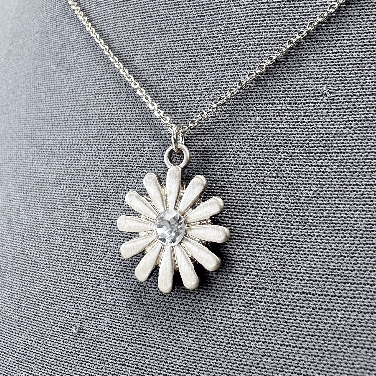 N0604 18105 Sunflower Pendant Necklace
