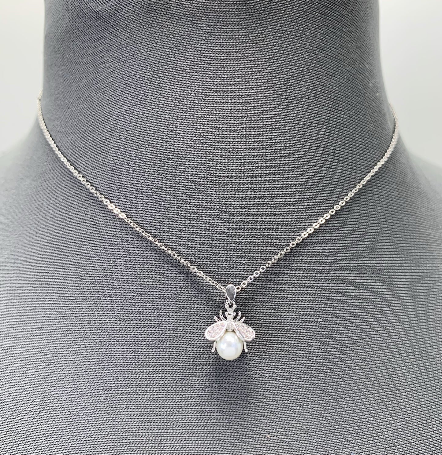 Pearl Bee Pendant Necklace | N0101