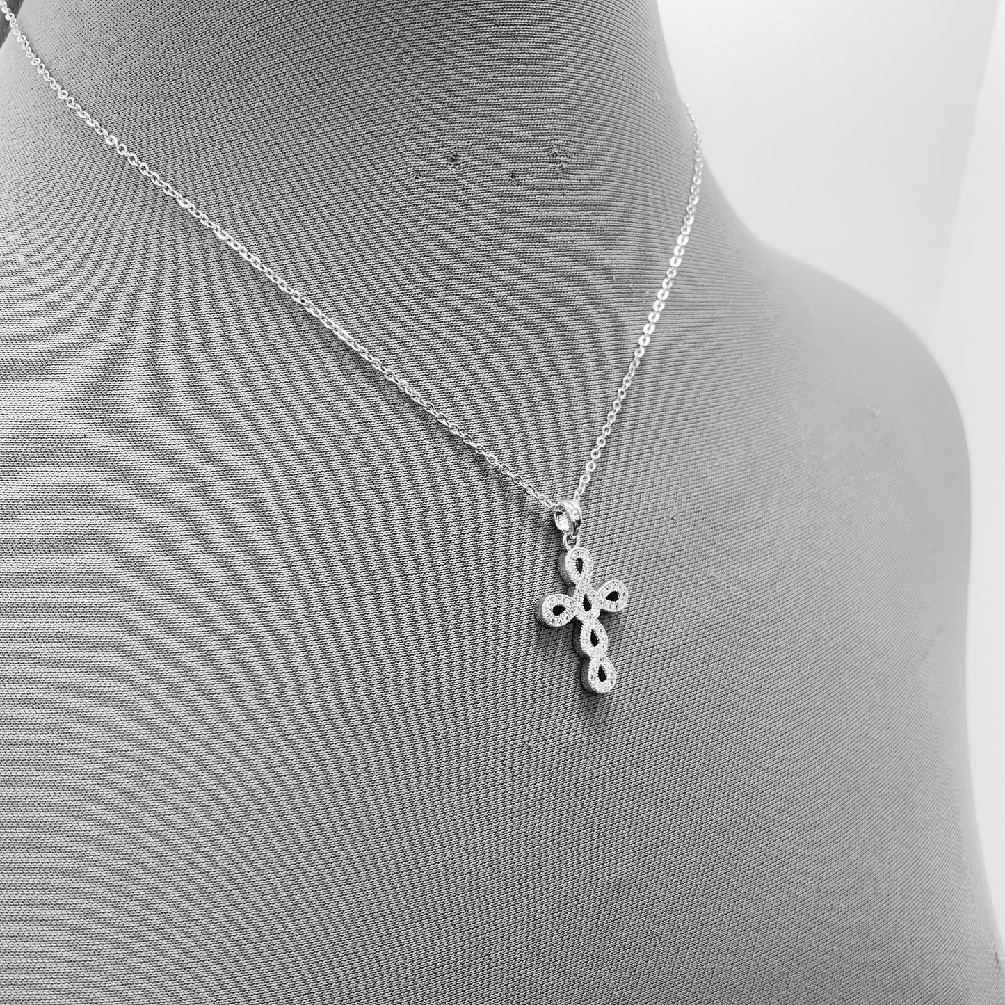 N0147 | Crystal Filigree Cross Necklace | 18562