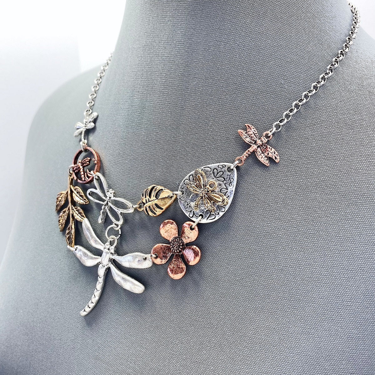 N0425 QNE15313 Antique Tone Metal Flower Animal Dragonfly Designed Necklace