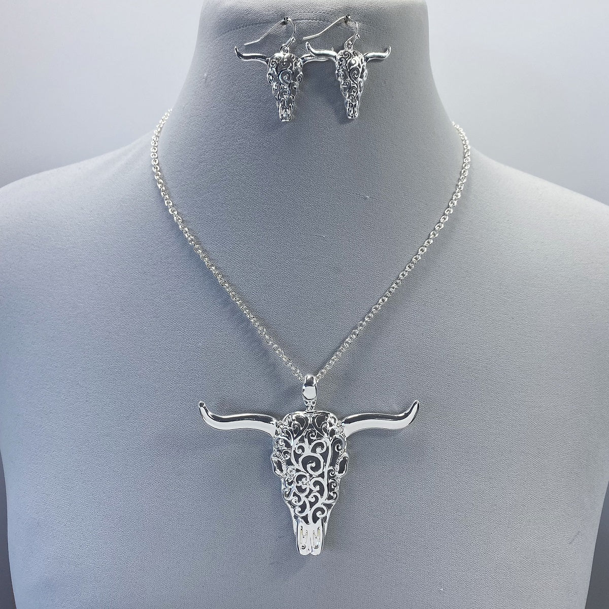 N0412 AS6559 Filigree Design Animal Cow Long Horn Shape Pendant Necklace