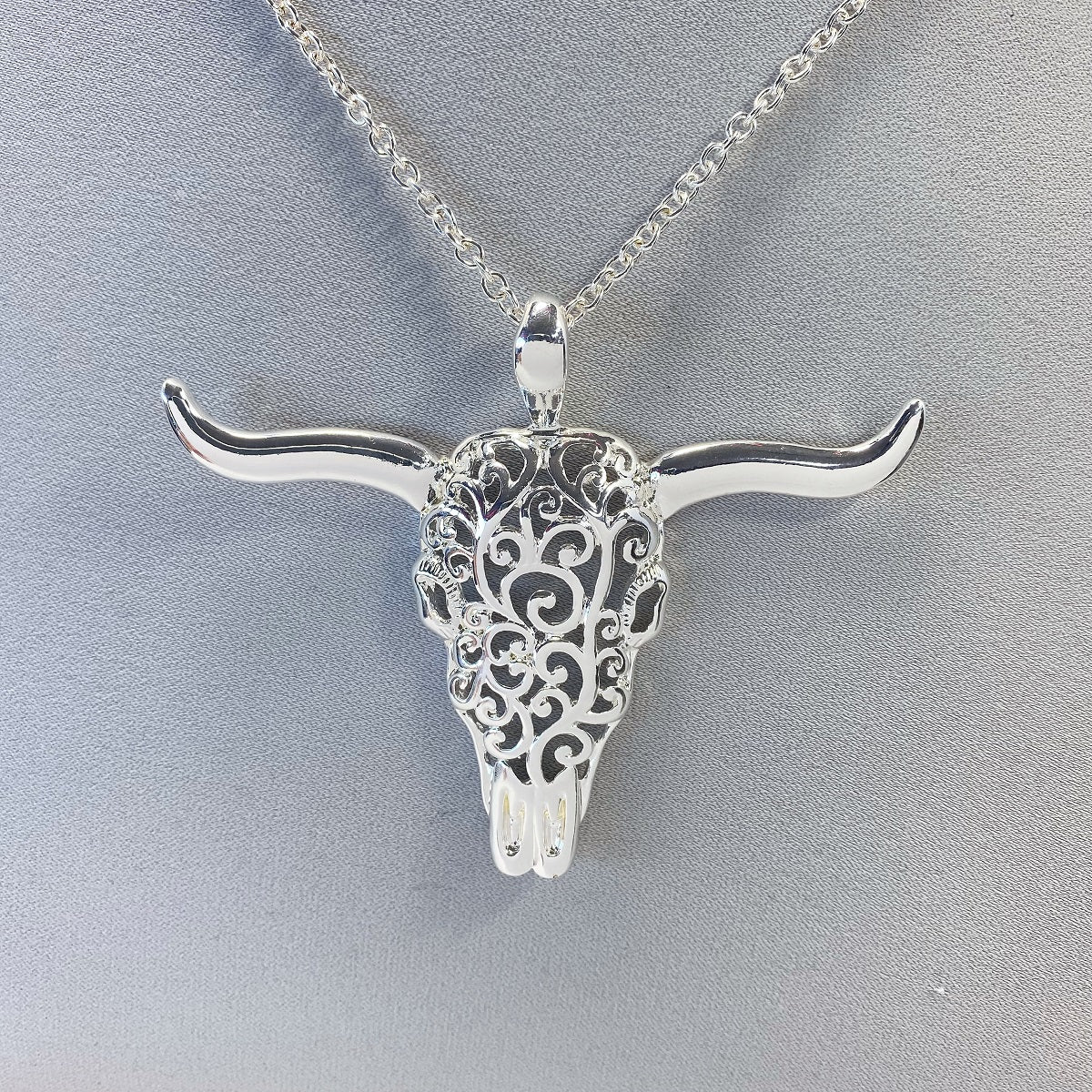 N0412 AS6559 Filigree Design Animal Cow Long Horn Shape Pendant Necklace