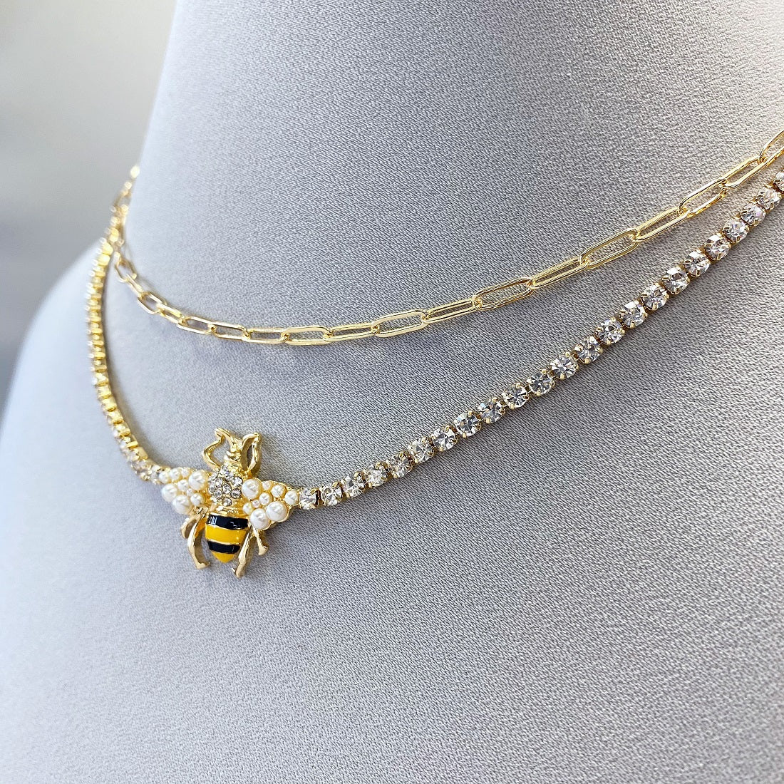 N0486 JCNE2735 Double Layered Bee Shape Pendant Necklace