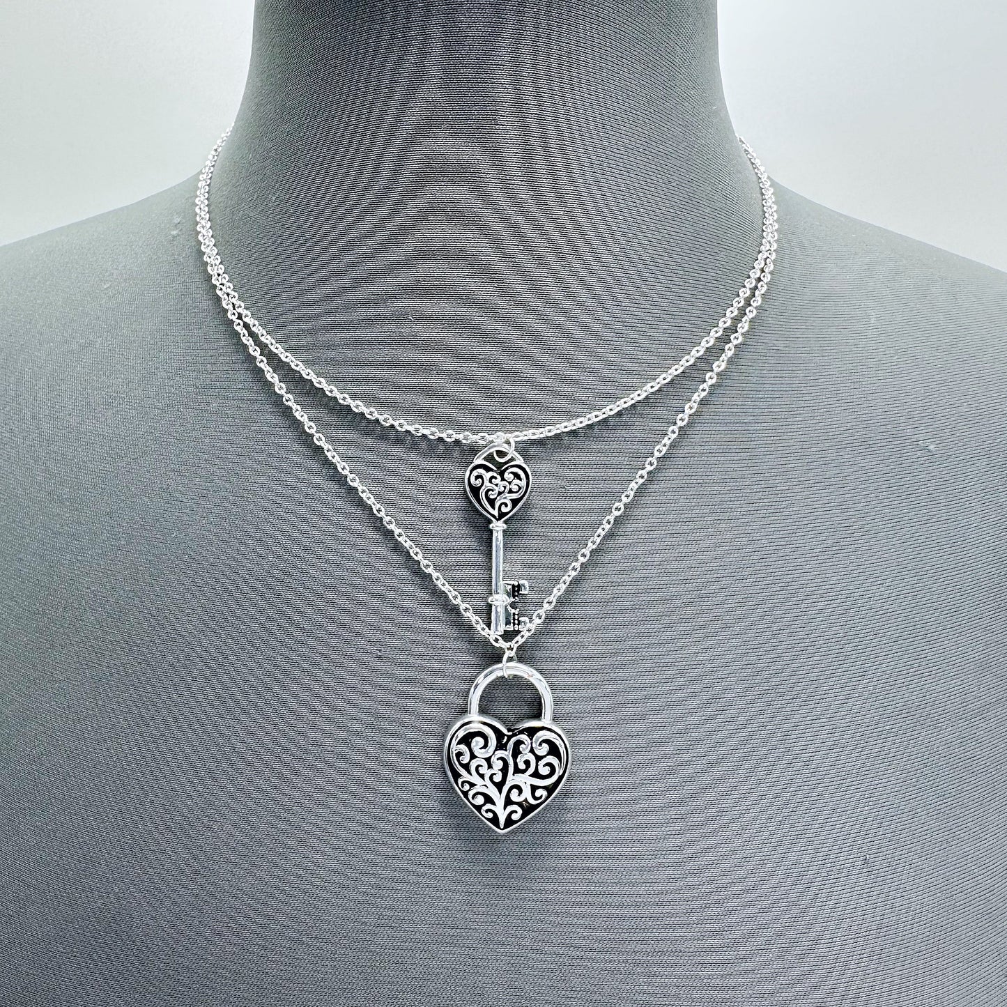 N0403 AN3764 Filigree Design Heart Love Key Shape Shape Pendant Layered Necklace