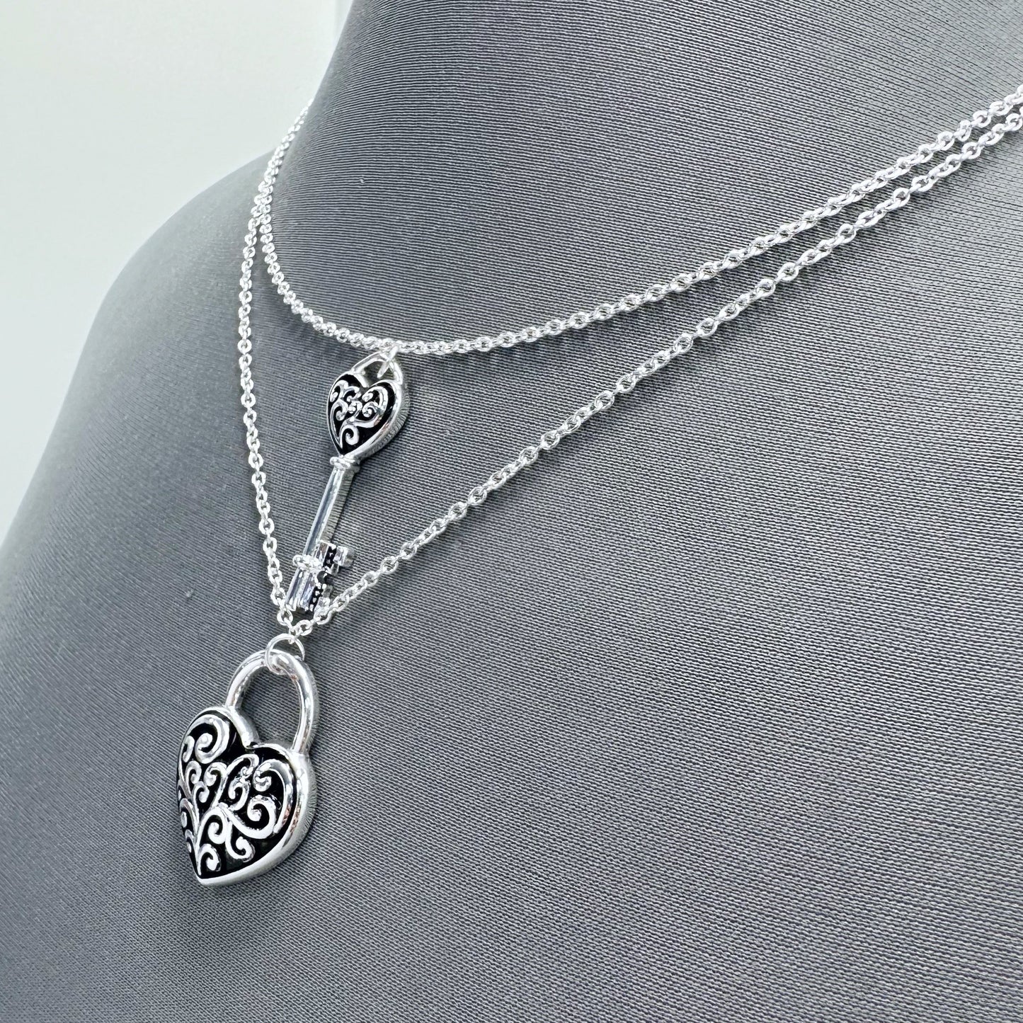 N0403 AN3764 Filigree Design Heart Love Key Shape Shape Pendant Layered Necklace