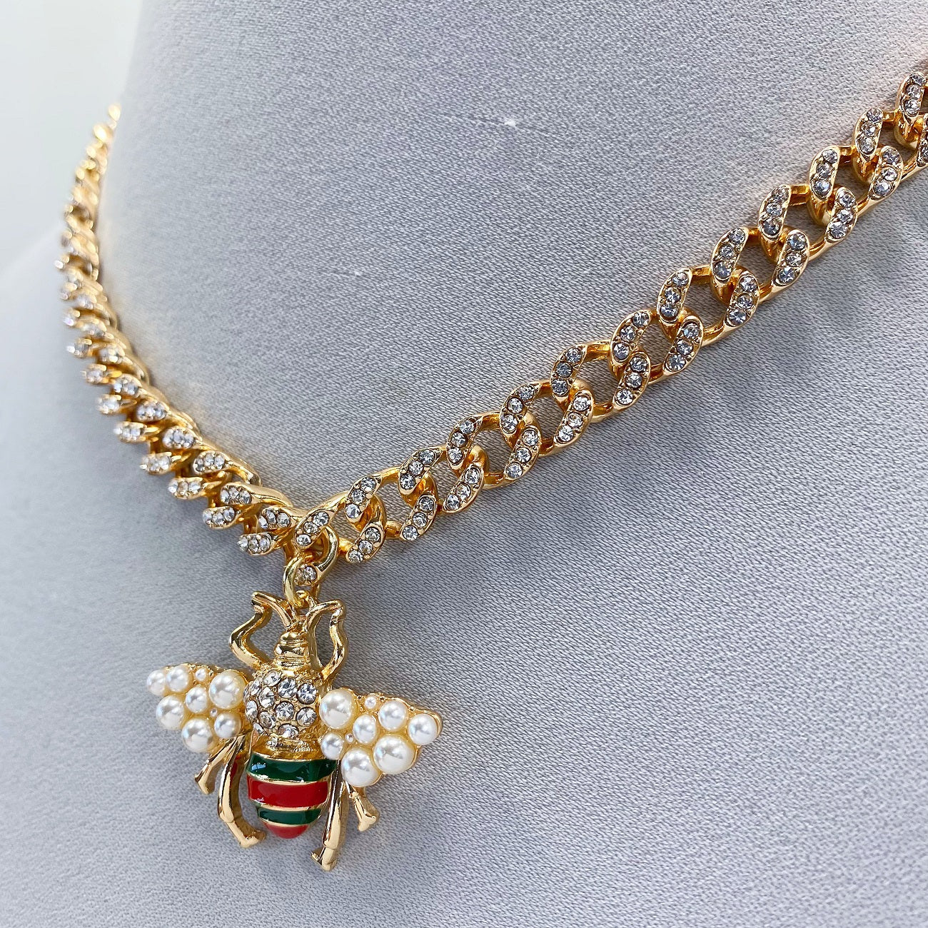 N0484 JCNE2726 Pearl Beads Rhinestones Deco Bee Pendant Necklace