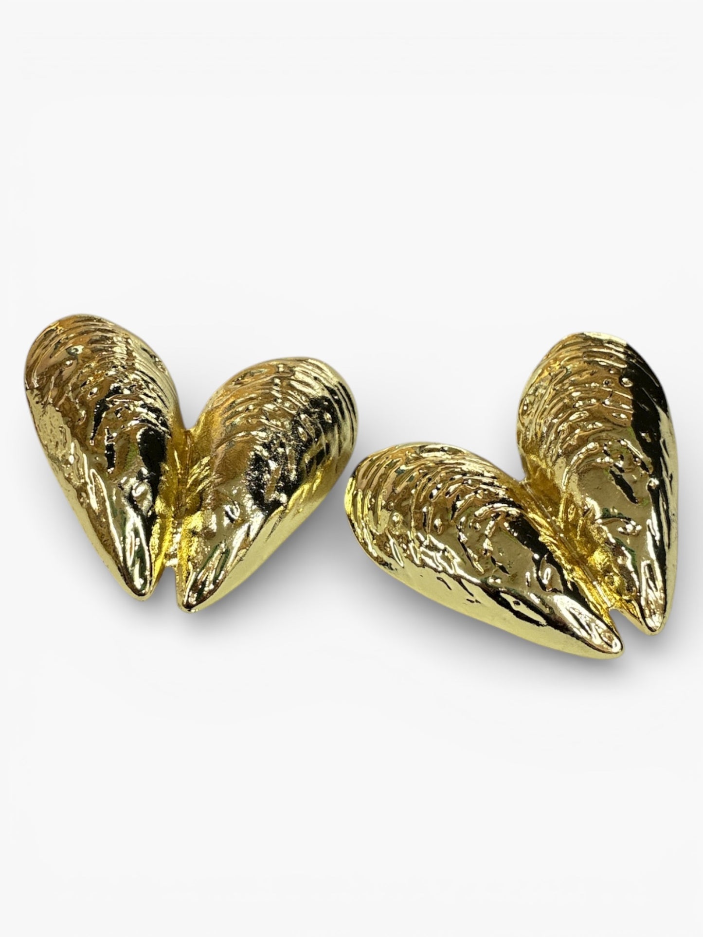 E2207 | Textured Shell Heart Earrings | CL500