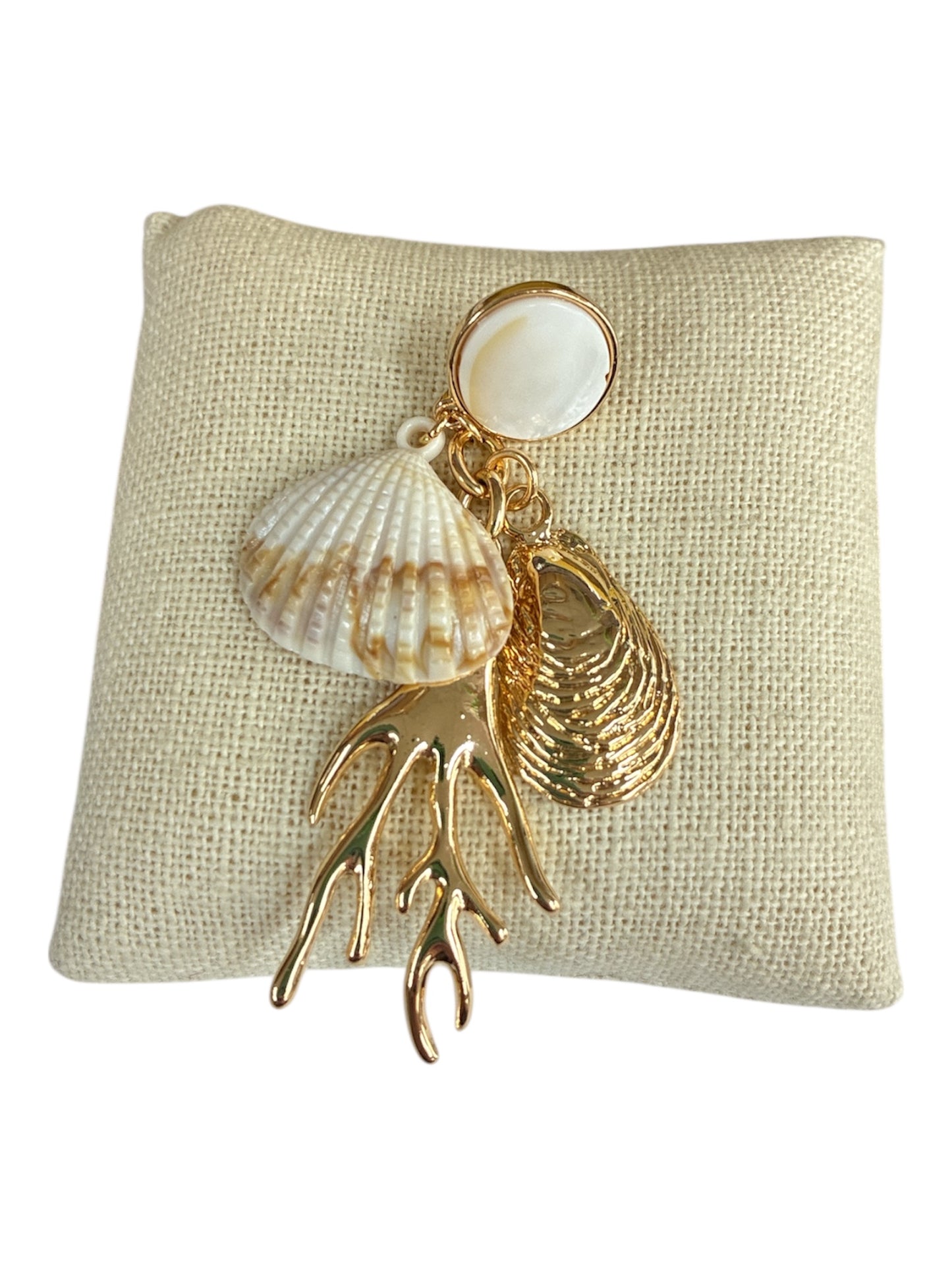 E0292 | Shell Charm Earrings | 25E6834