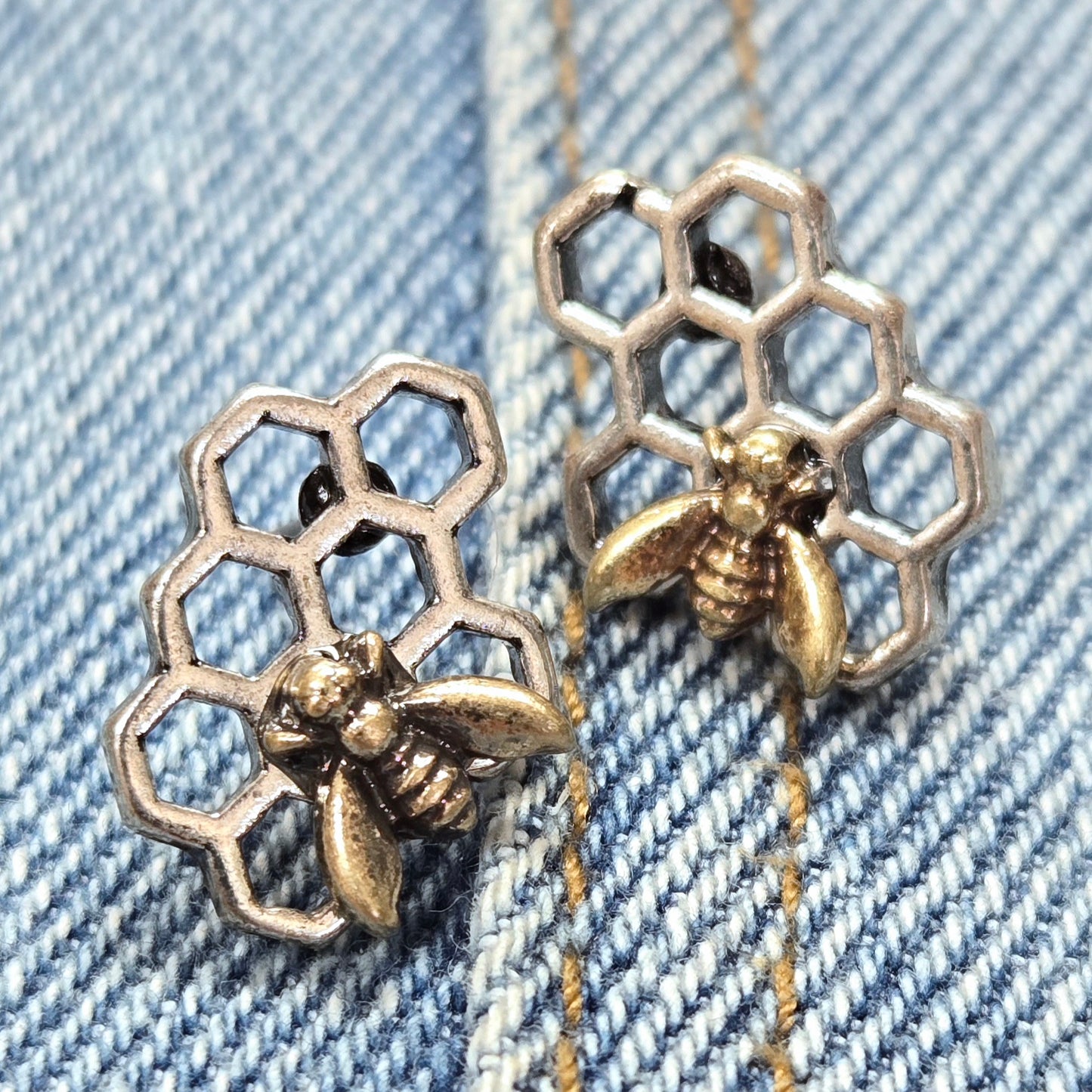 E1141 QE4413 Bee with hive Design Drop post Earrings