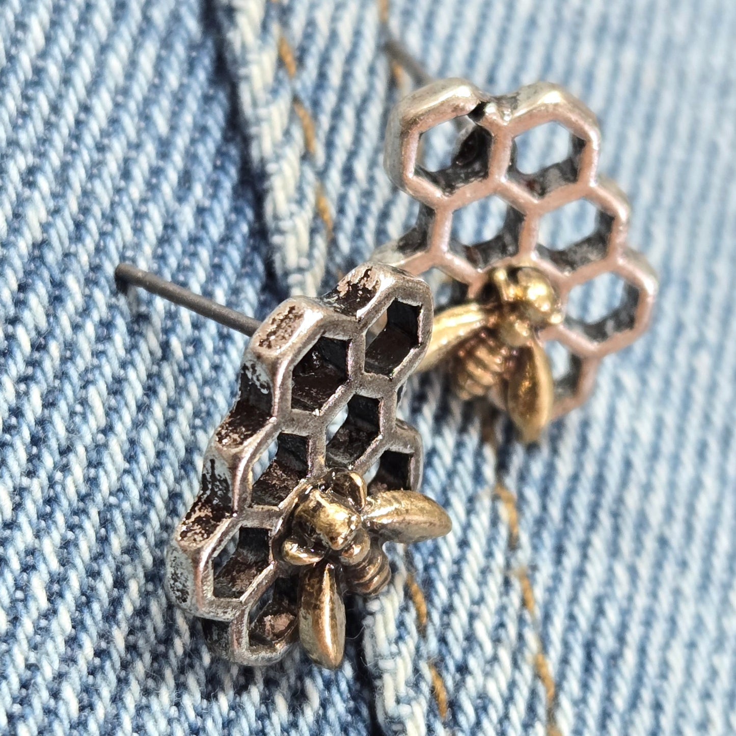 E1141 QE4413 Bee with hive Design Drop post Earrings