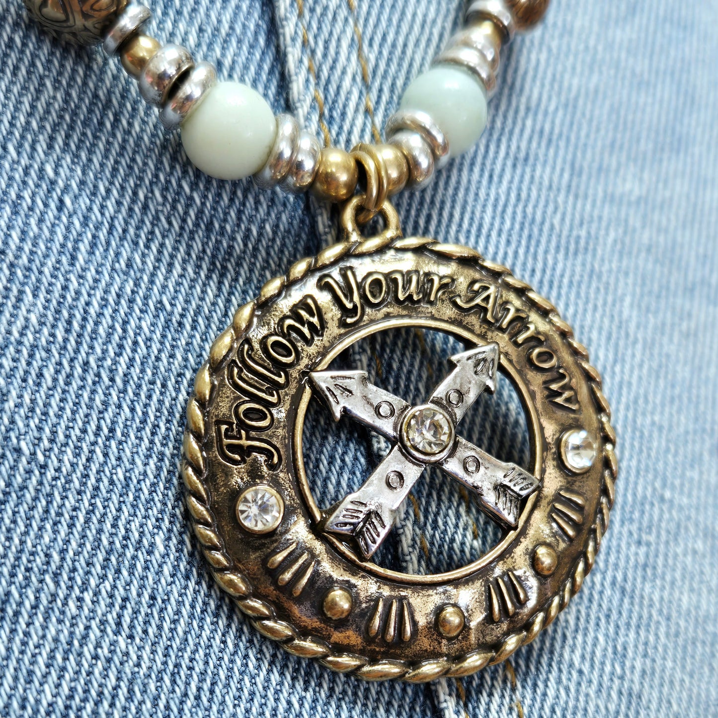 N0504 QNE13188 Arrow Crossed design Circle Pendant Necklace