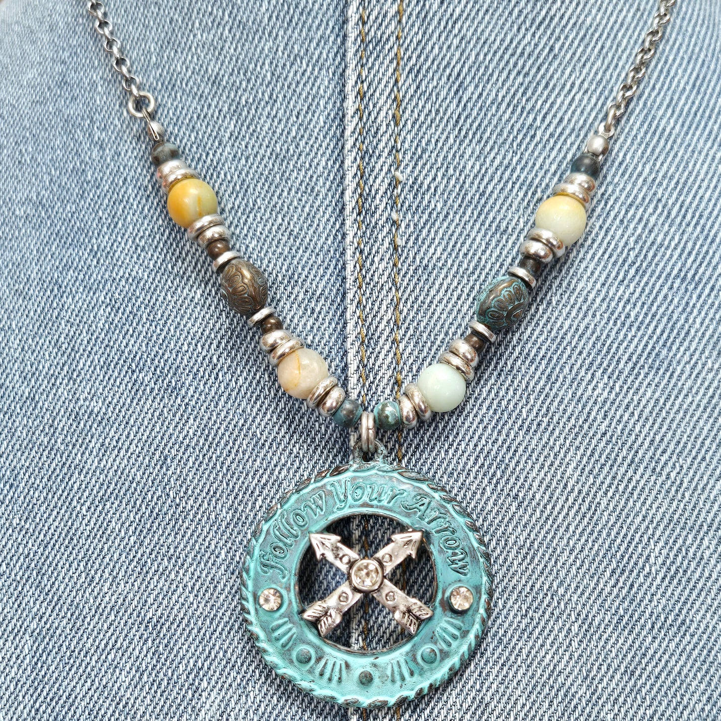 N0504 QNE13188 Arrow Crossed design Circle Pendant Necklace