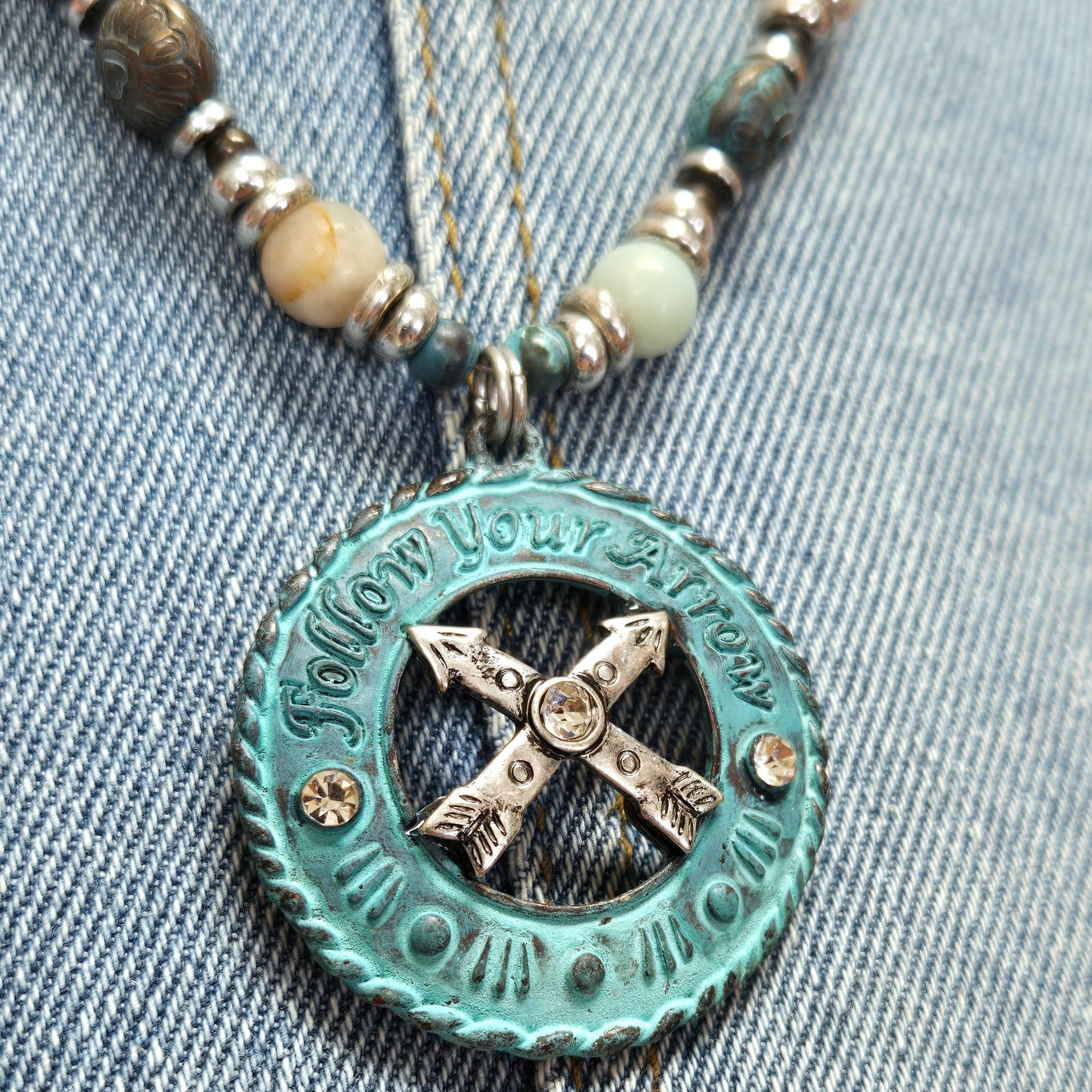 N0504 QNE13188 Arrow Crossed design Circle Pendant Necklace