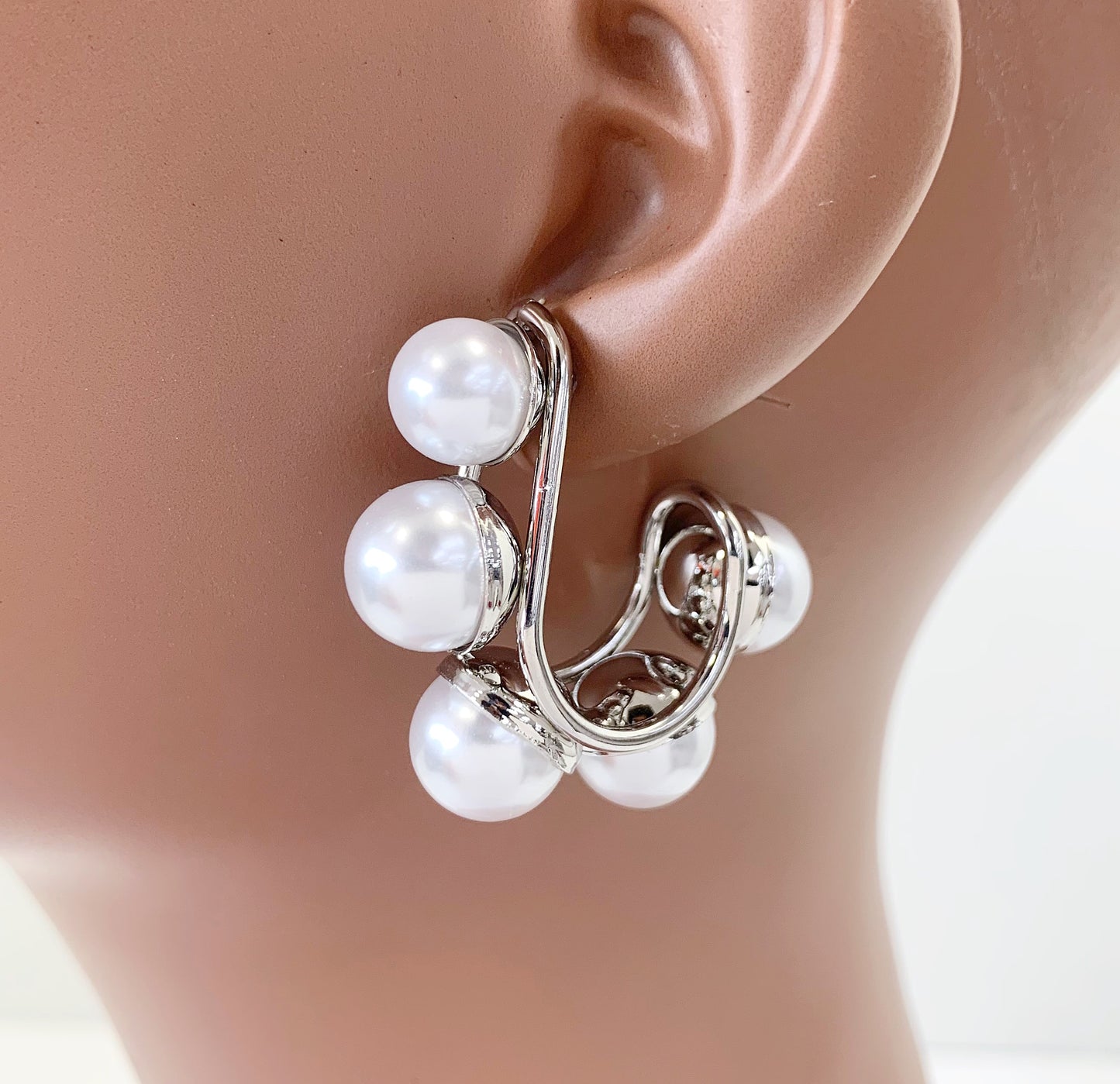 E0032 | Sculpted Pearl Curve Earrings | 78E4875