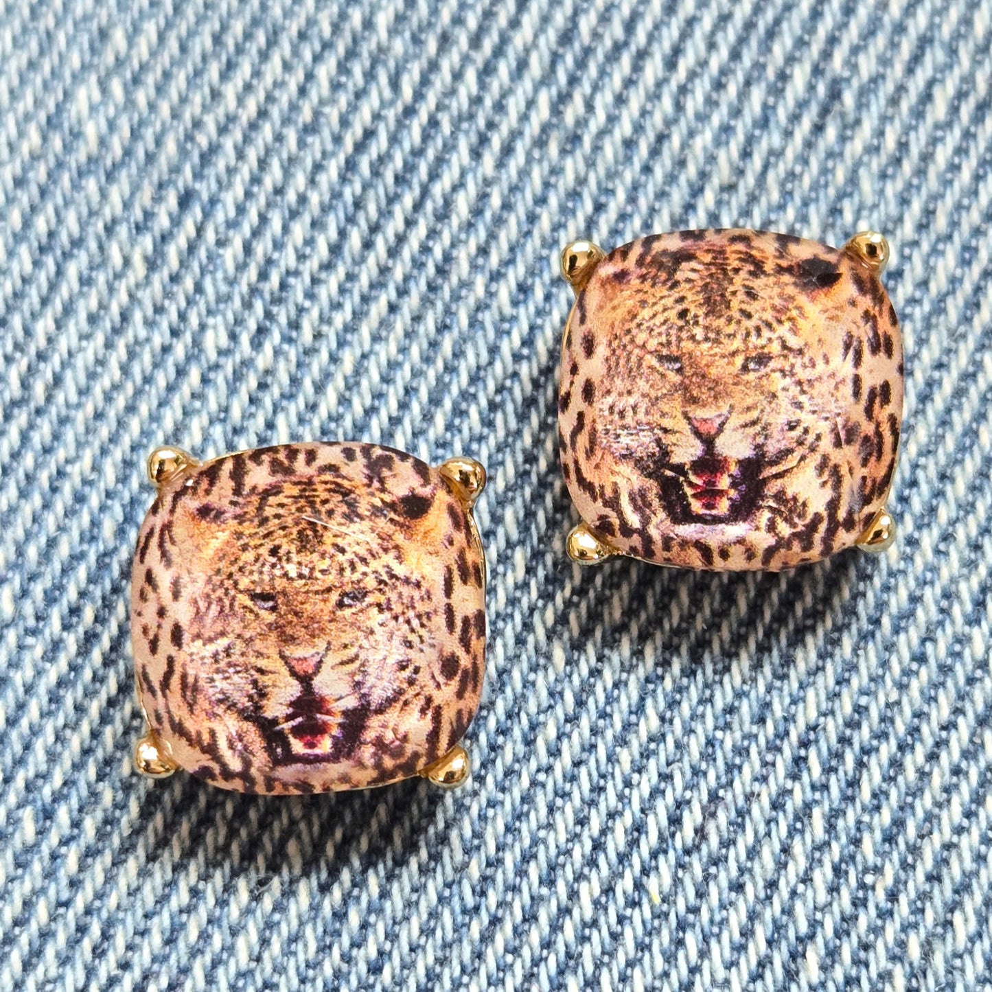 E1303 VER5348 Animal Design Stud Earrings