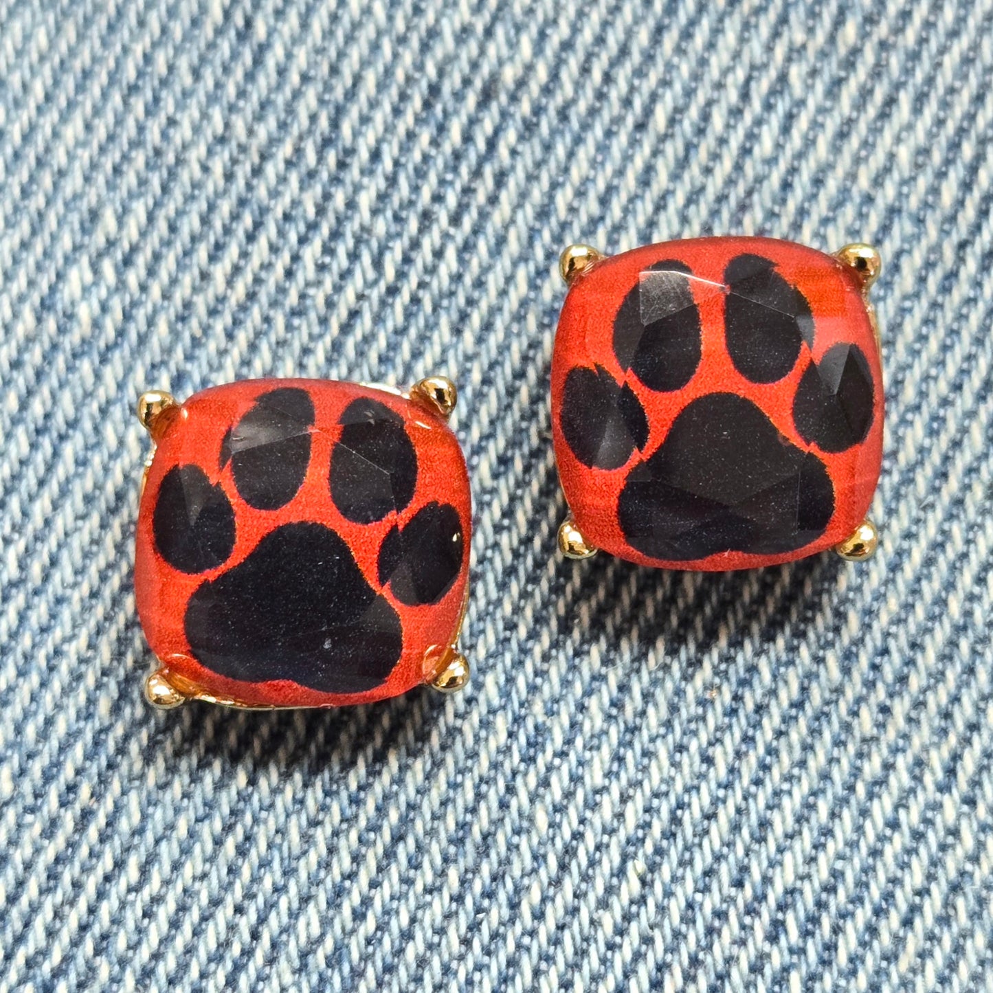 E1301 VER5854 Animal Paw Stud Earrings