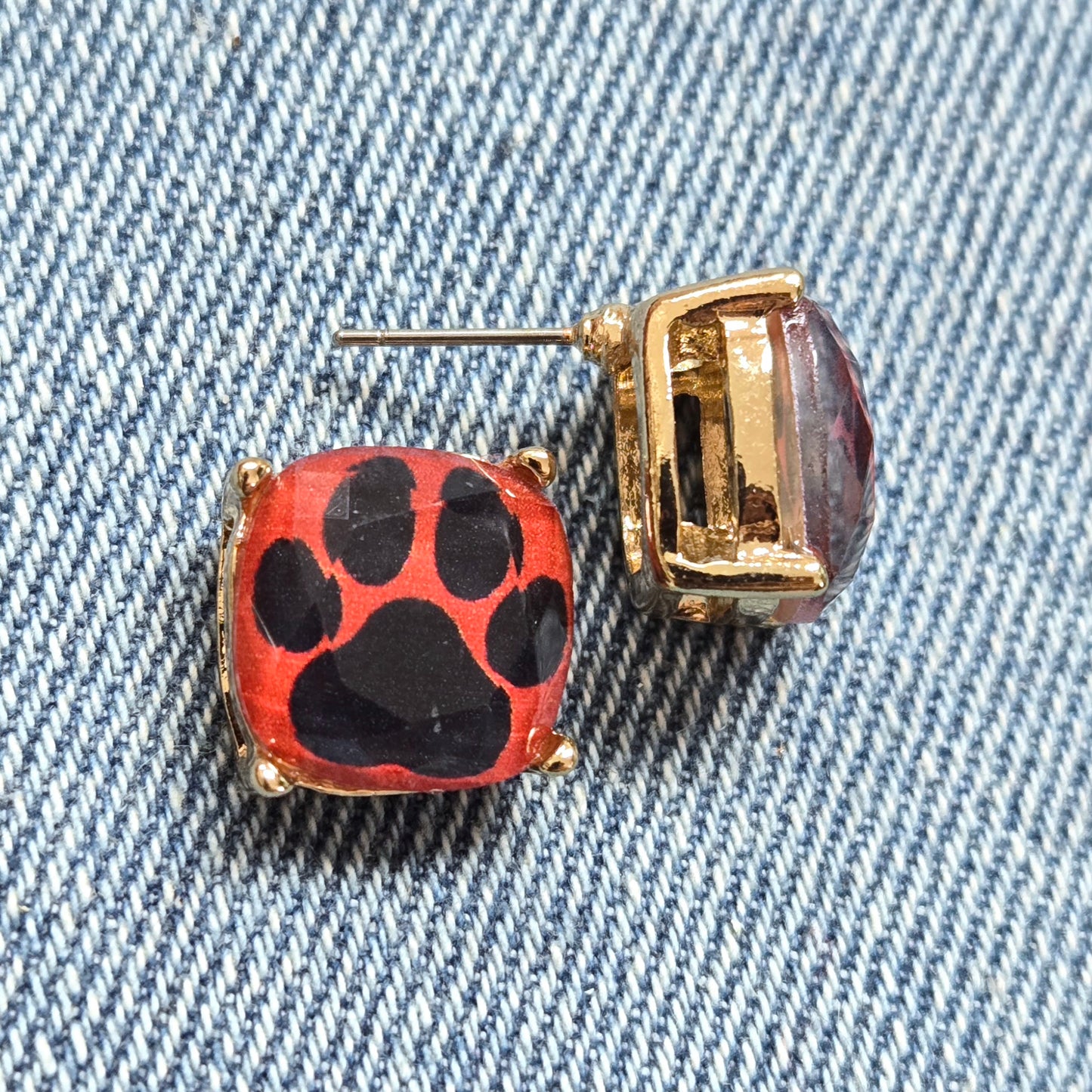 E1301 VER5854 Animal Paw Stud Earrings