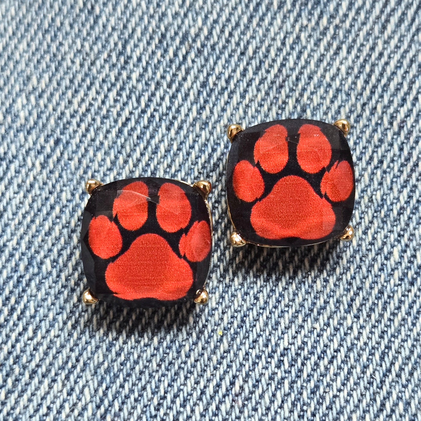 E1301 VER5854 Animal Paw Stud Earrings