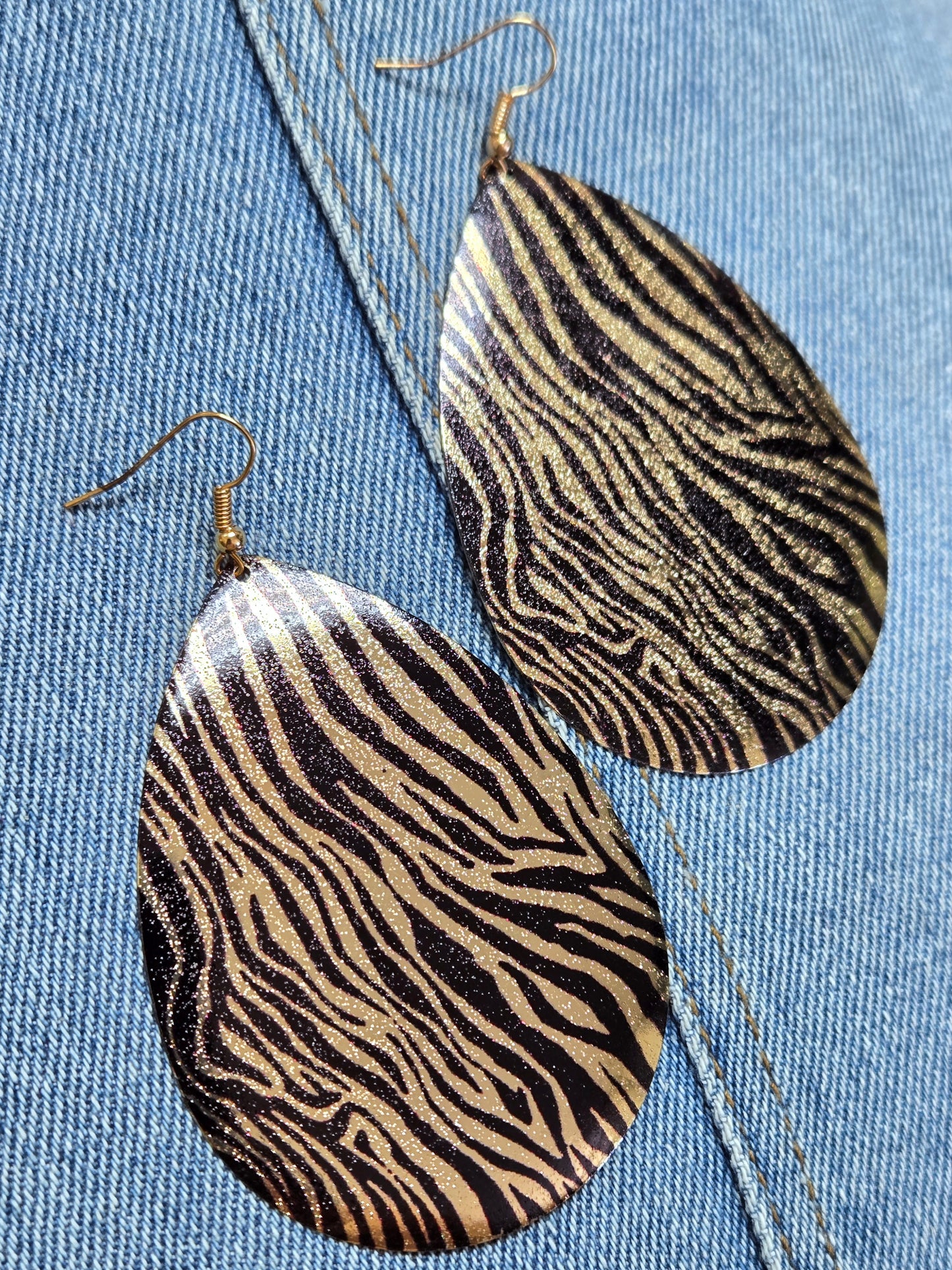 E1347 26884 Zebra Pattern Teardrop Dangle Earrings